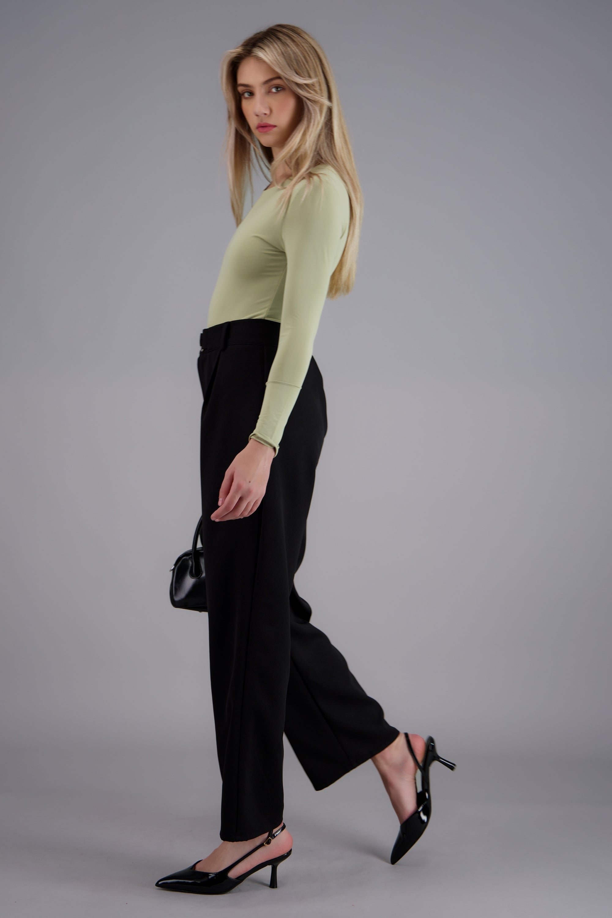 Pantalon recto con pinzas detalle cinturon NEGRO