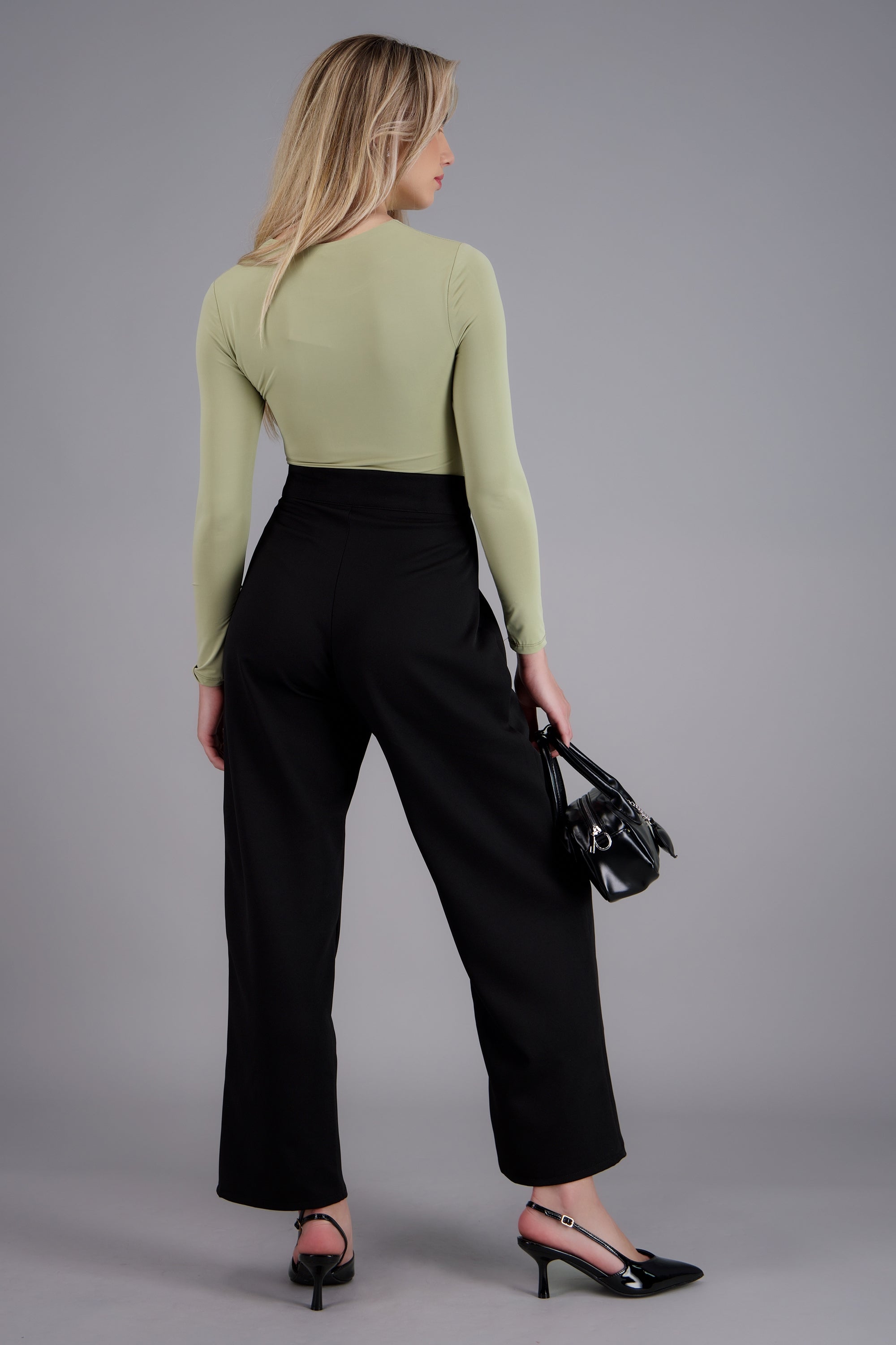 Pantalon recto con pinzas detalle cinturon NEGRO