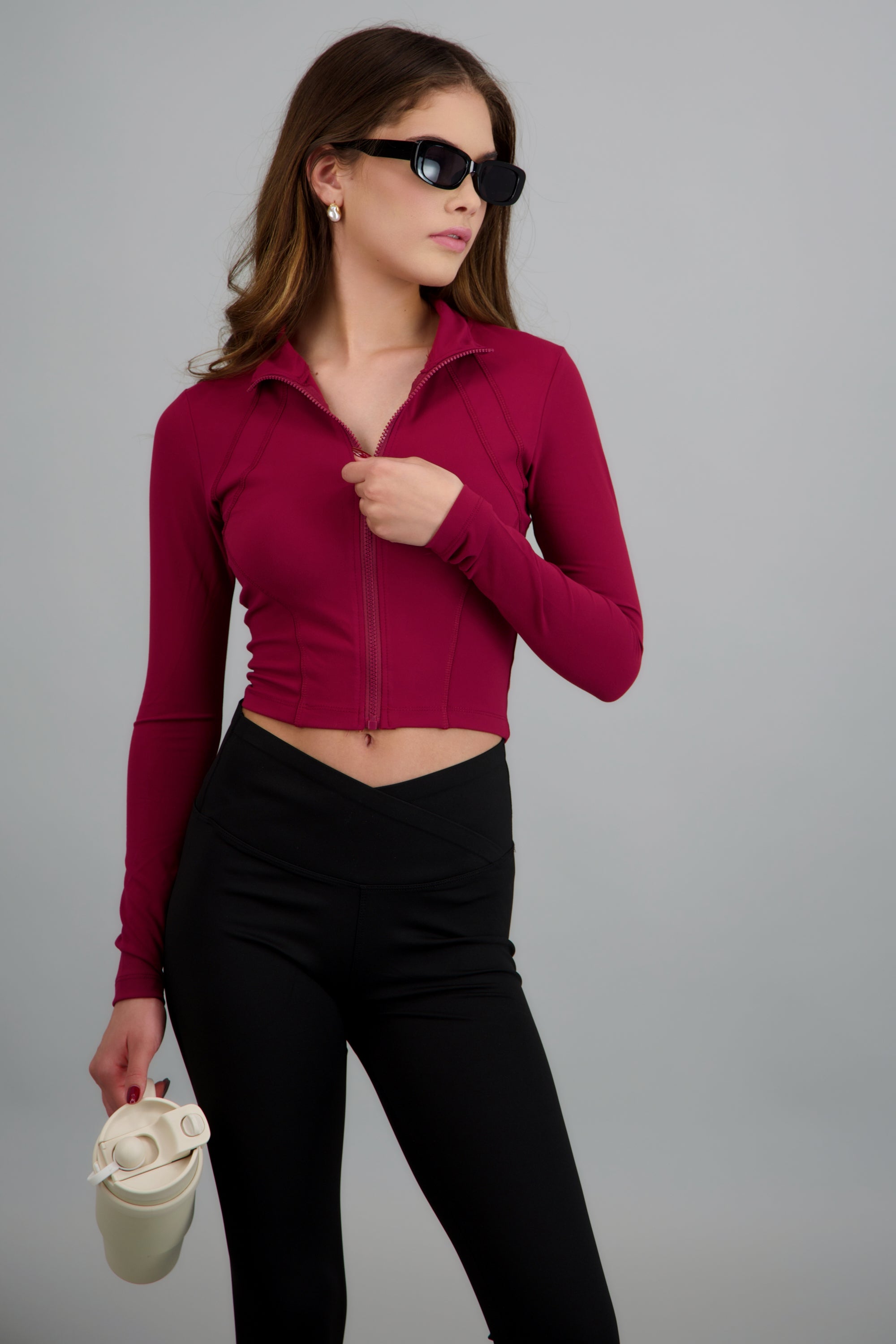 Chamarra deportiva lisa detalle costuras ROJO CEREZA