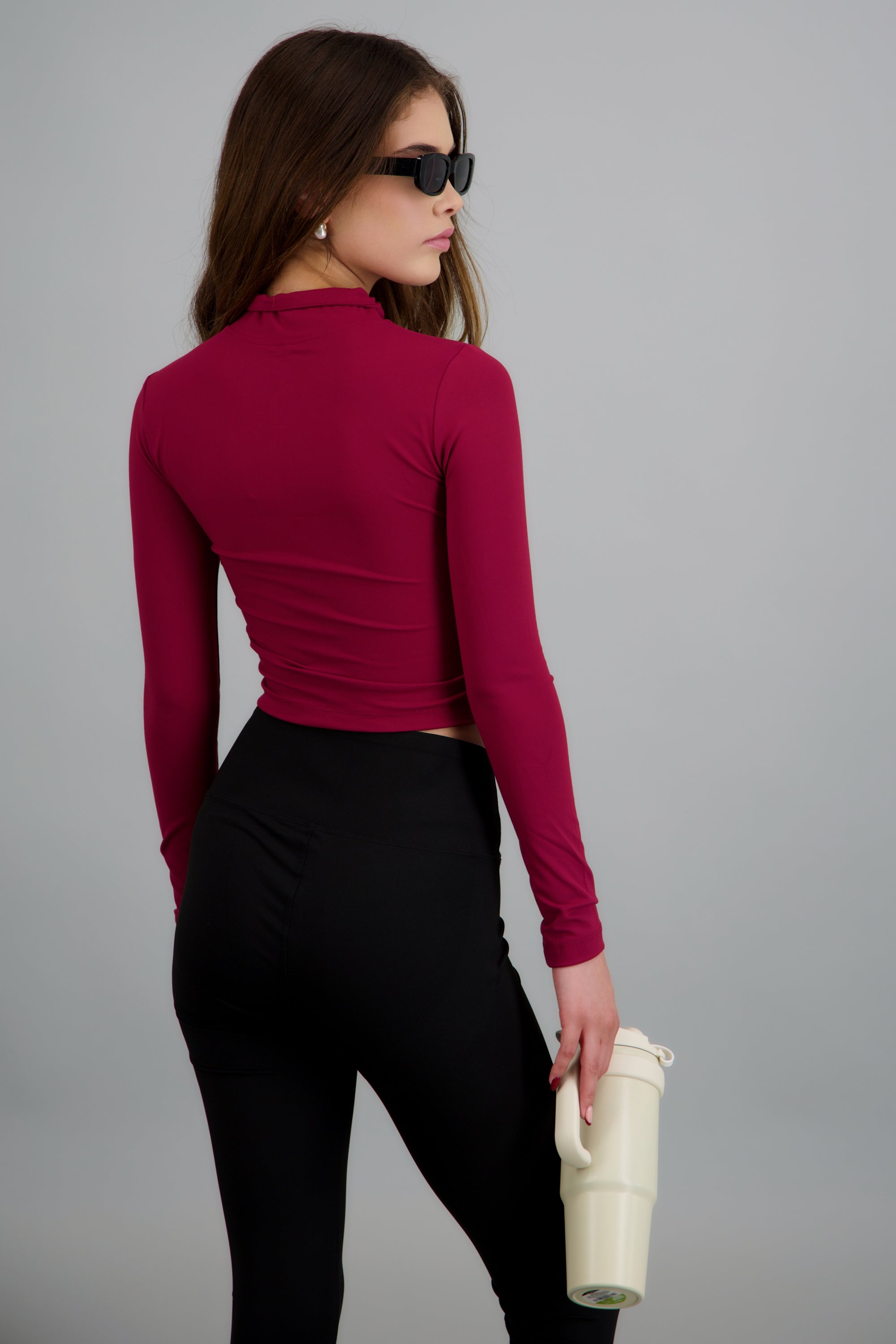 Chamarra deportiva lisa detalle costuras ROJO CEREZA