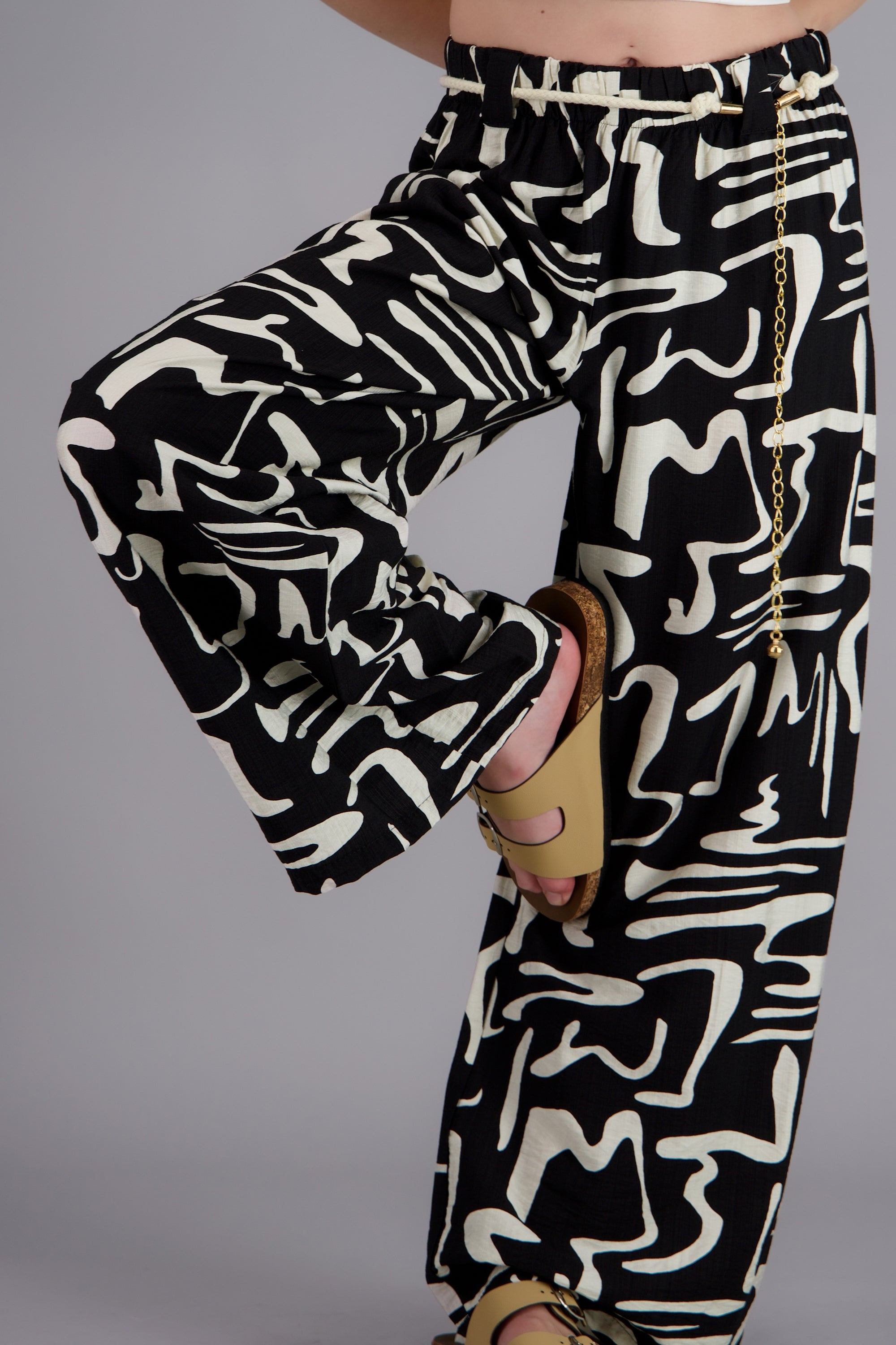 Pantalon amplio detalle cinturon NEGRO COMBO