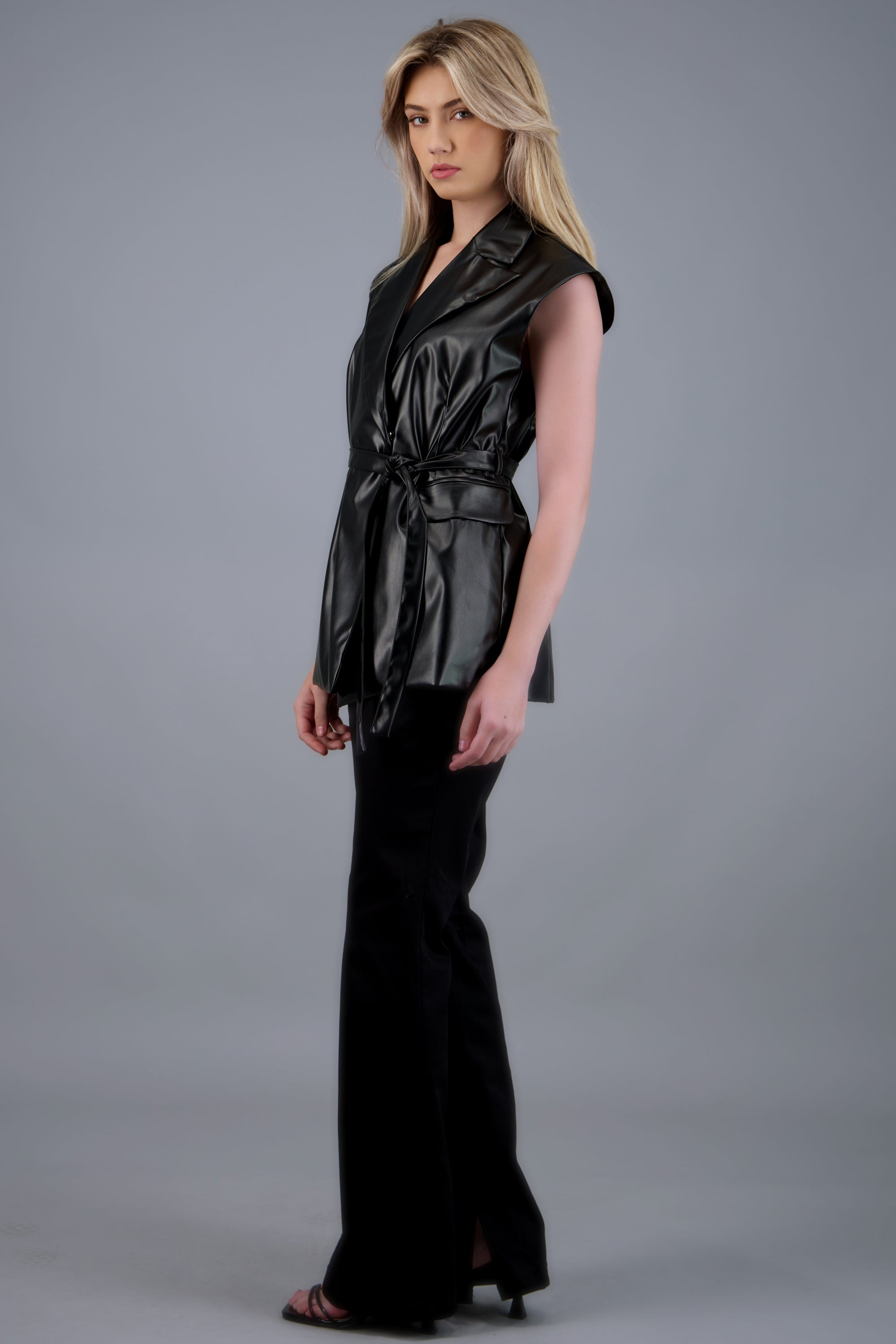 chaleco pu detalle cinturón NEGRO