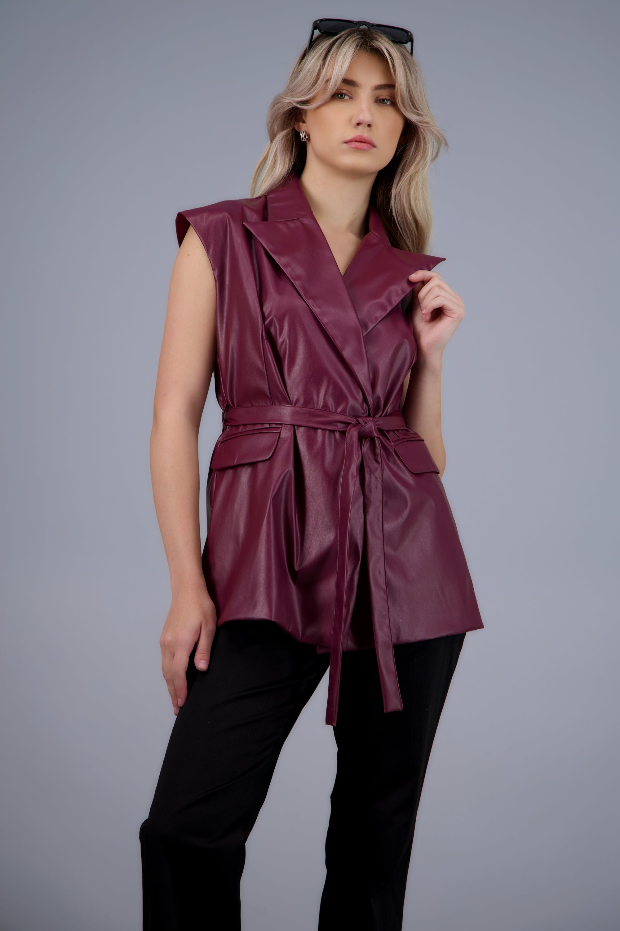 chaleco pu detalle cinturón VINO