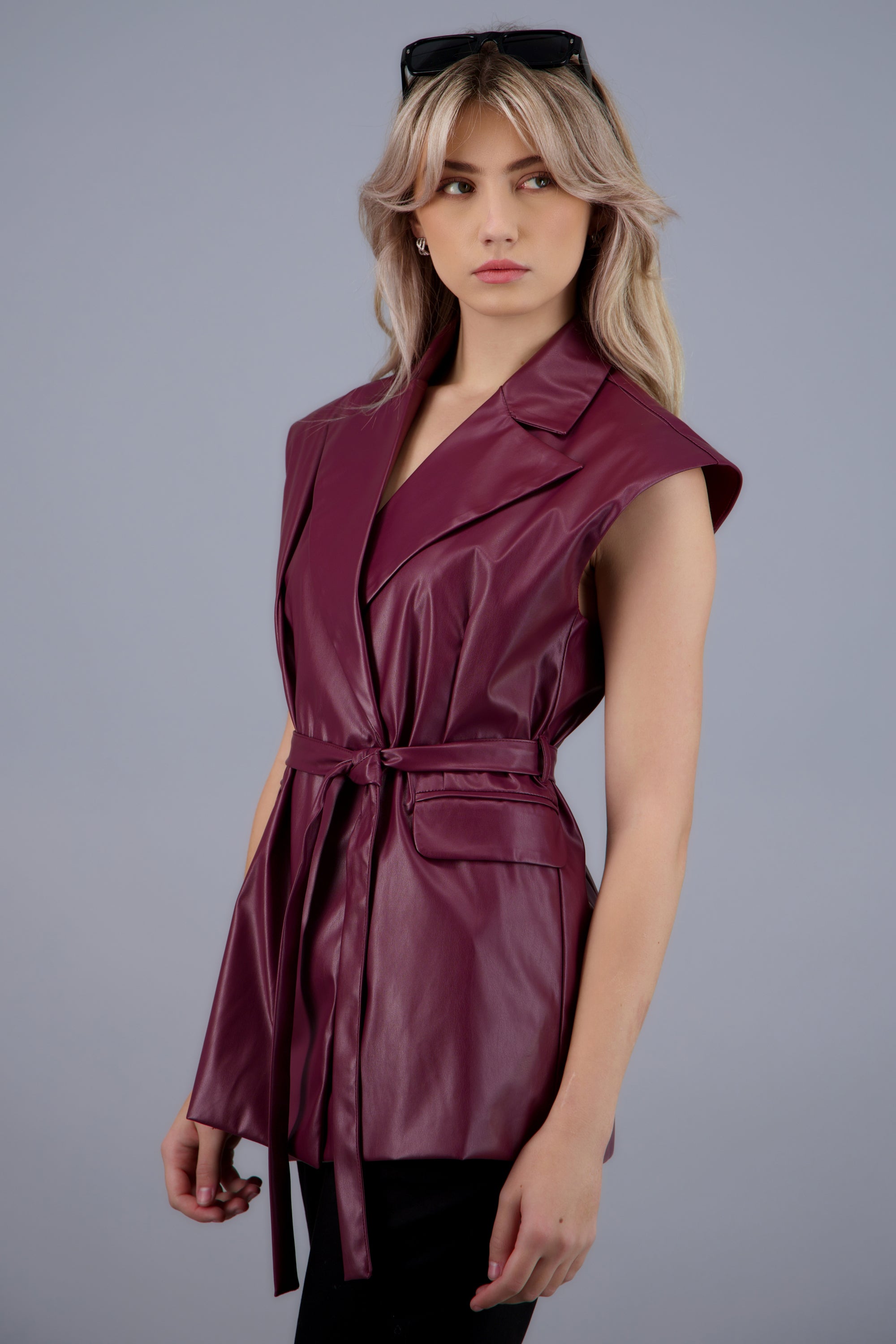 chaleco pu detalle cinturón VINO