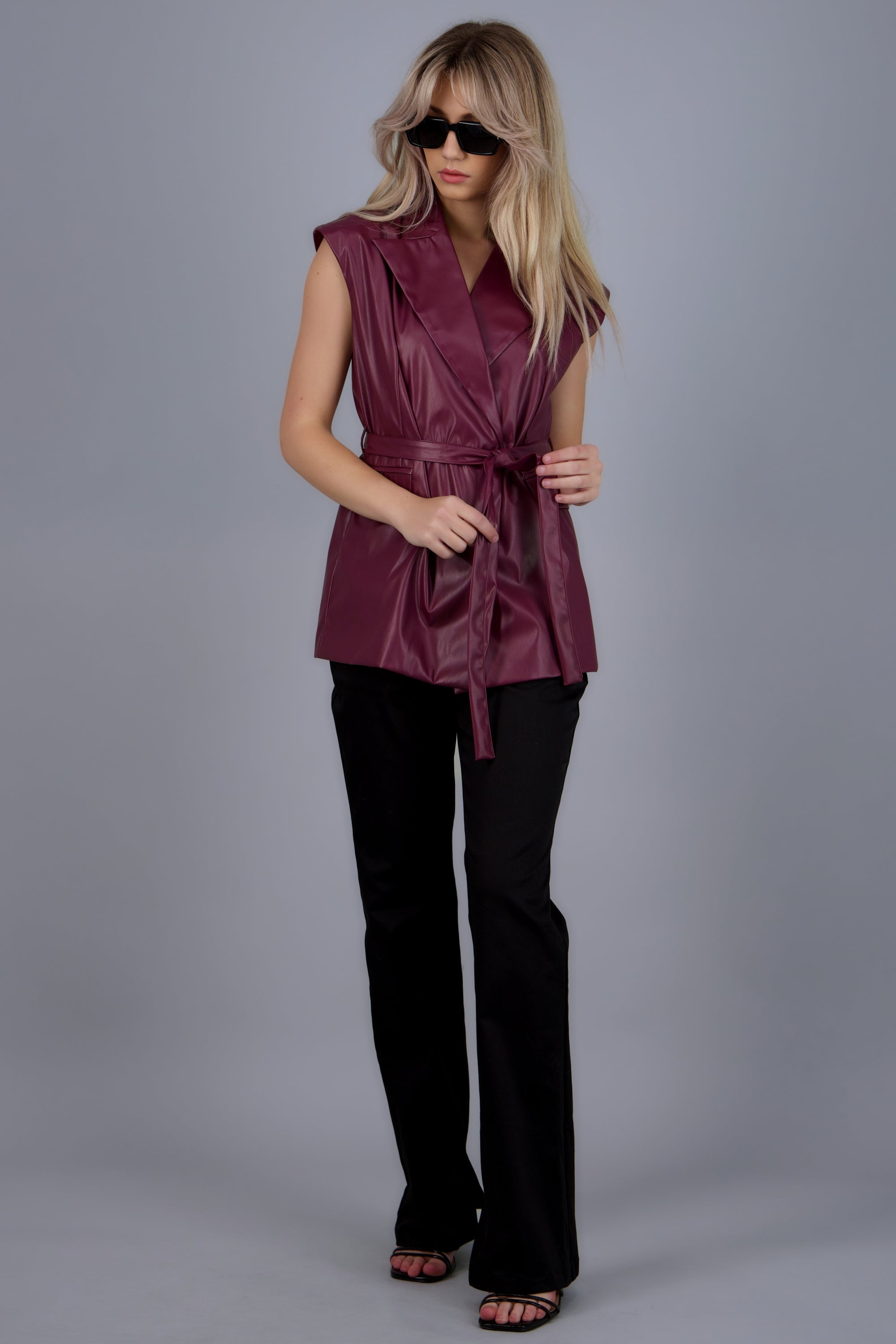 chaleco pu detalle cinturón VINO