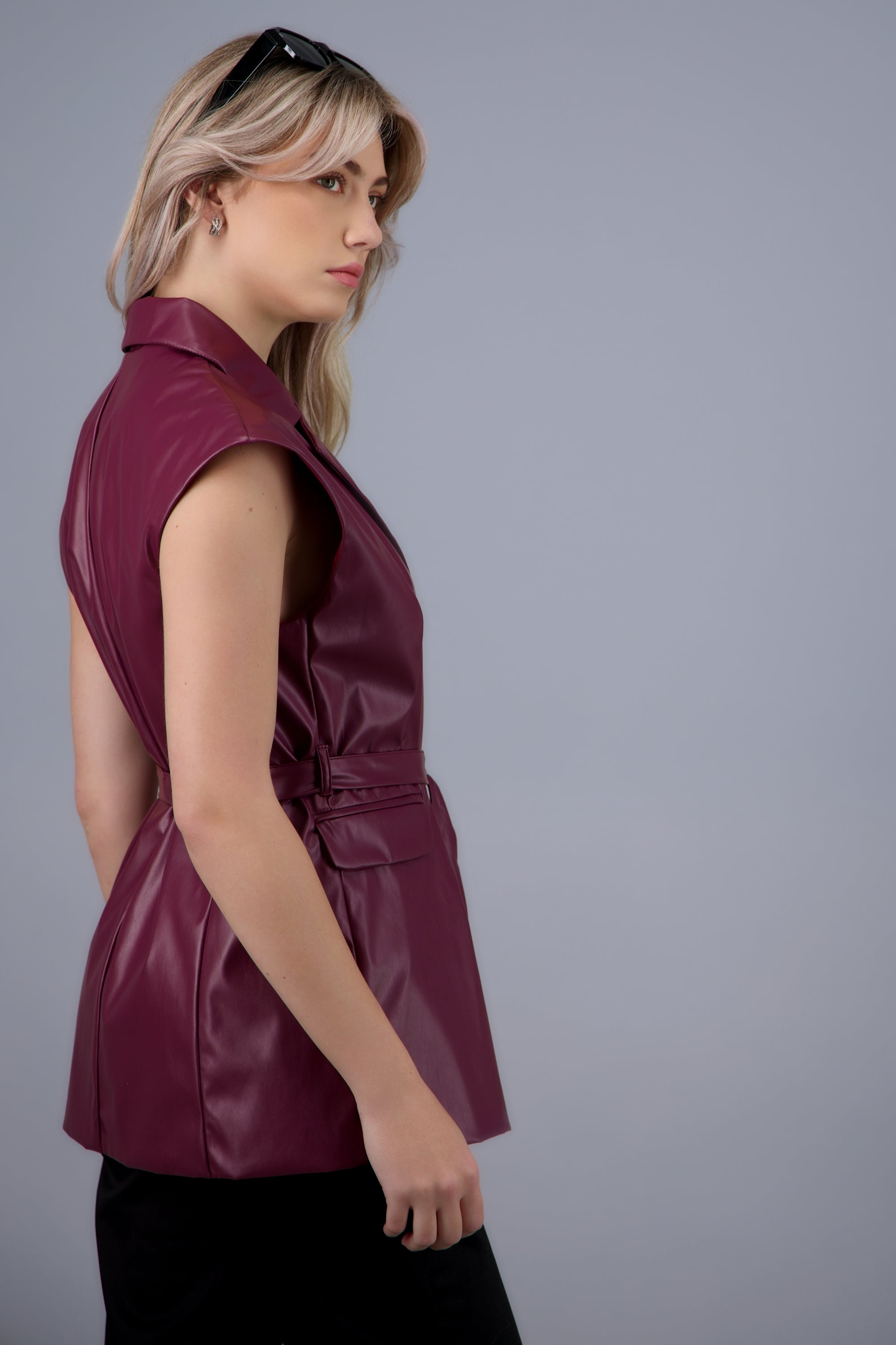 chaleco pu detalle cinturón VINO