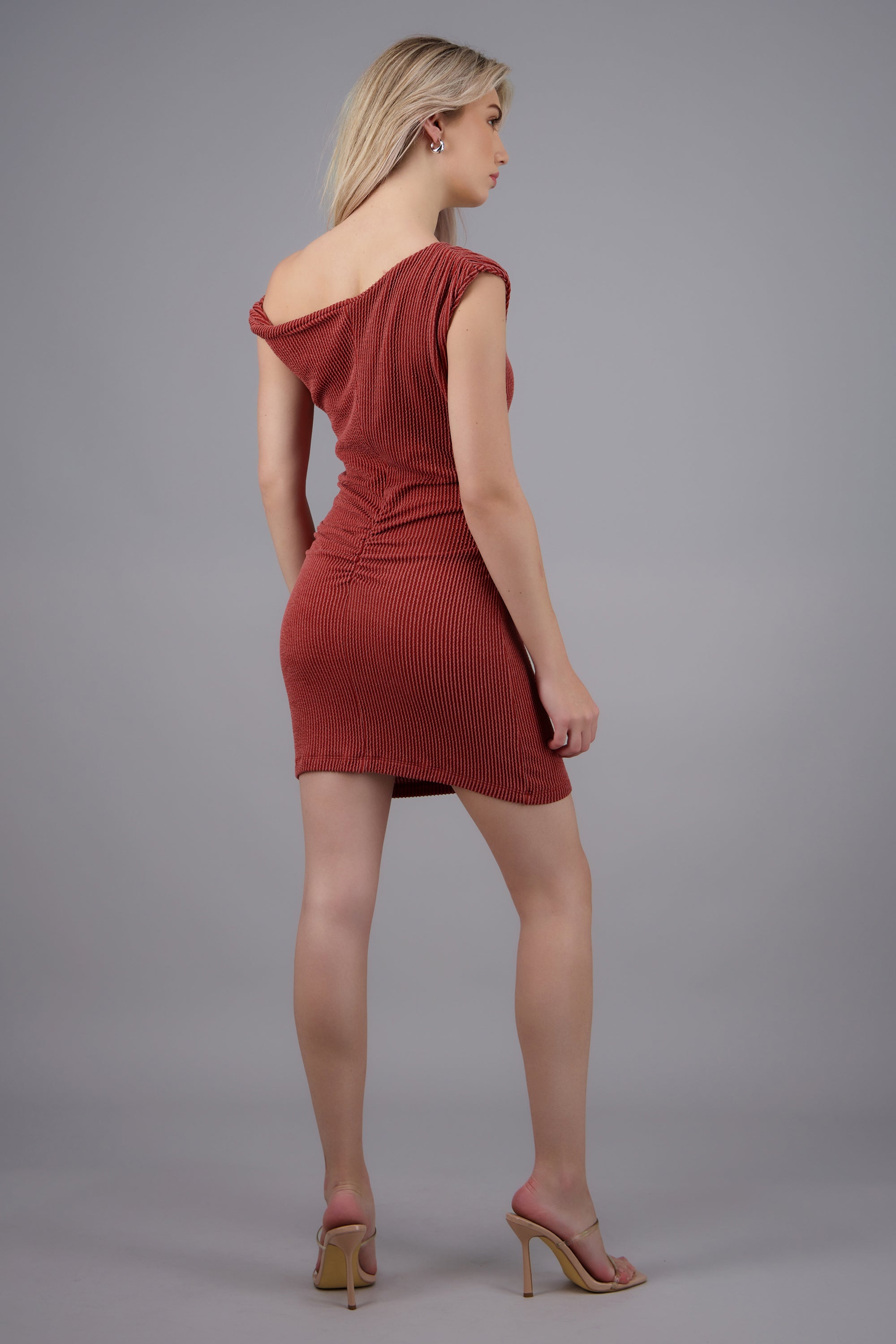 Vestido midi detalle tirante LADRILLO