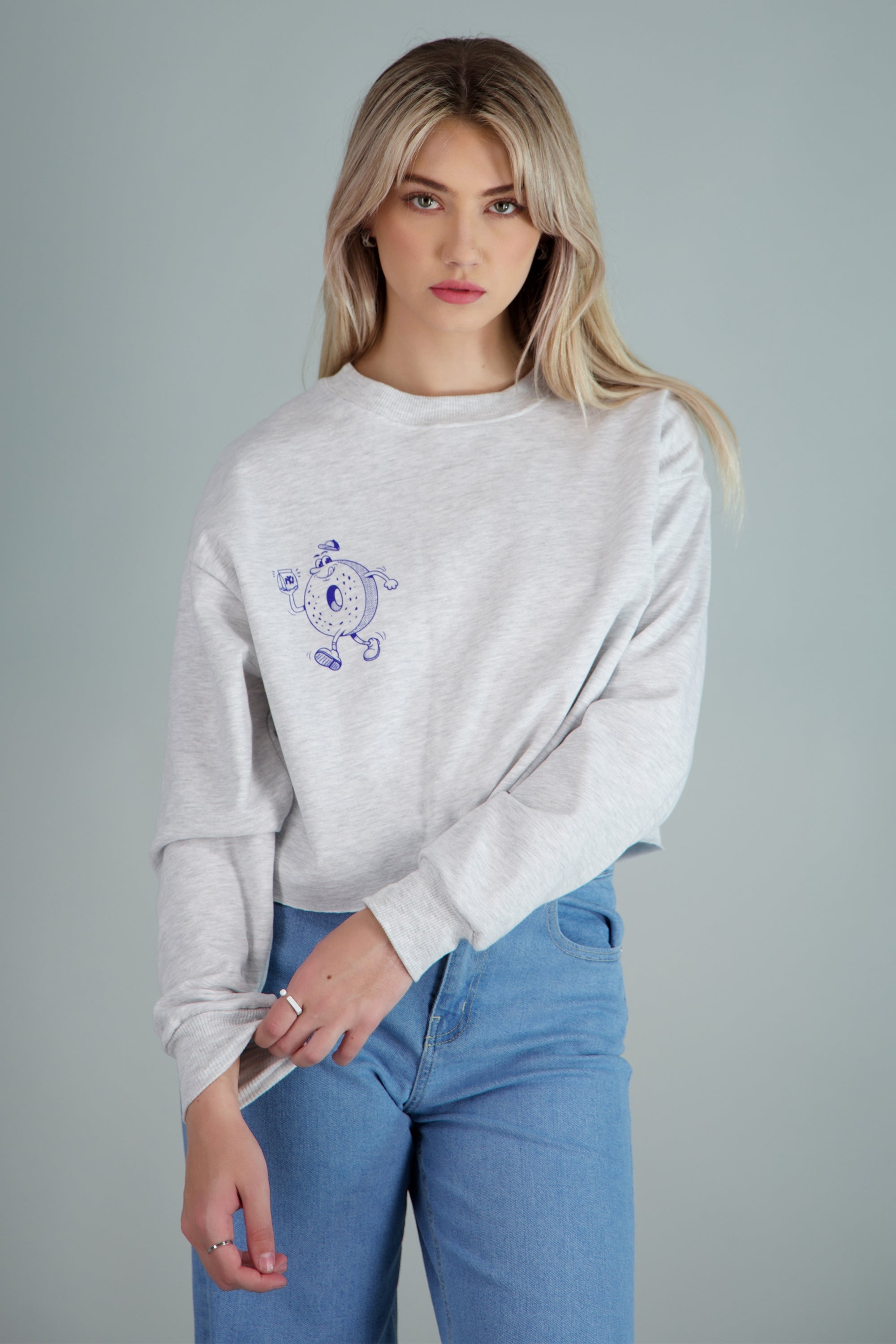 Sudadera crop estampado bagel GRIS CLARO