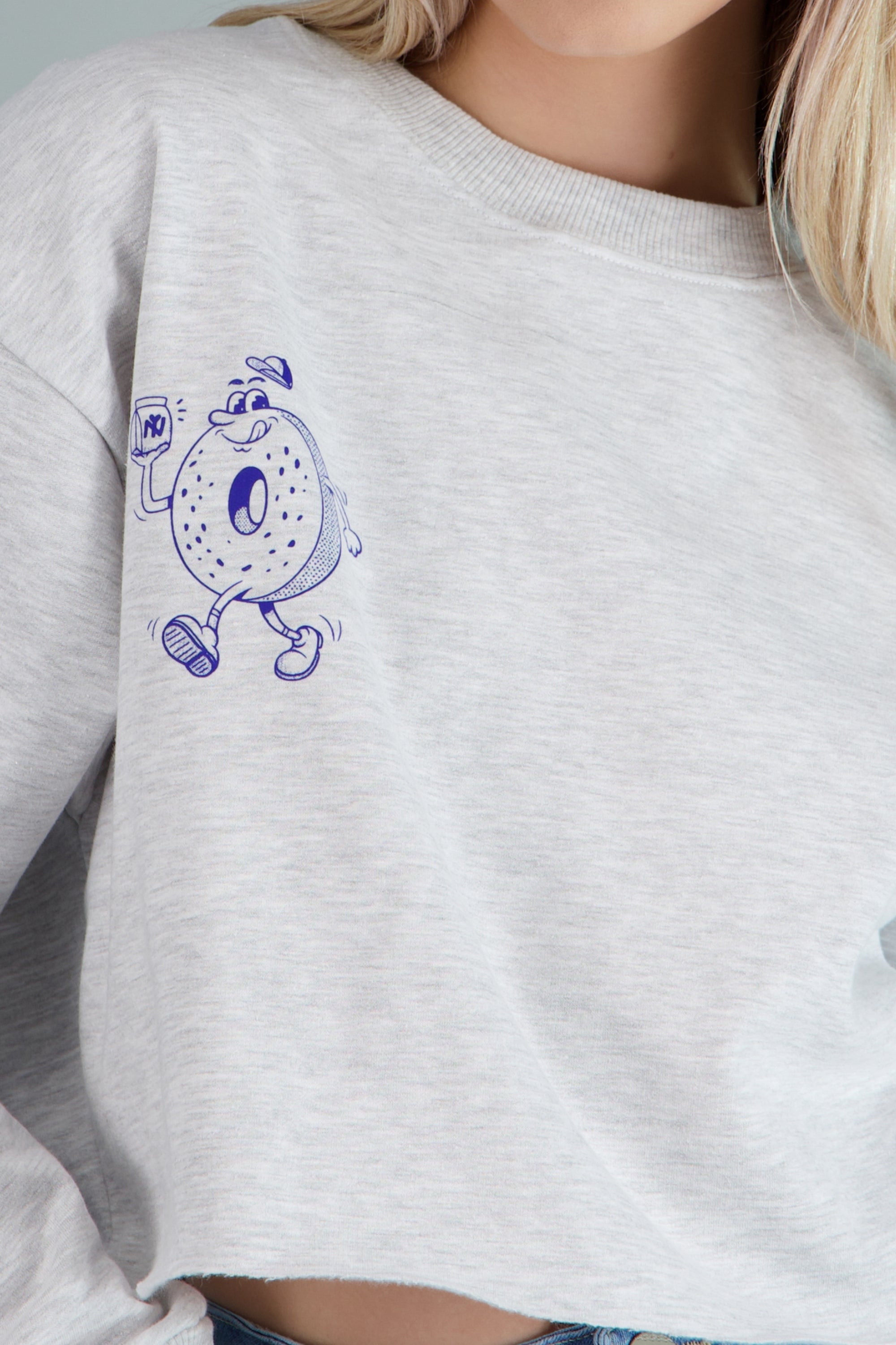 Sudadera crop estampado bagel GRIS CLARO