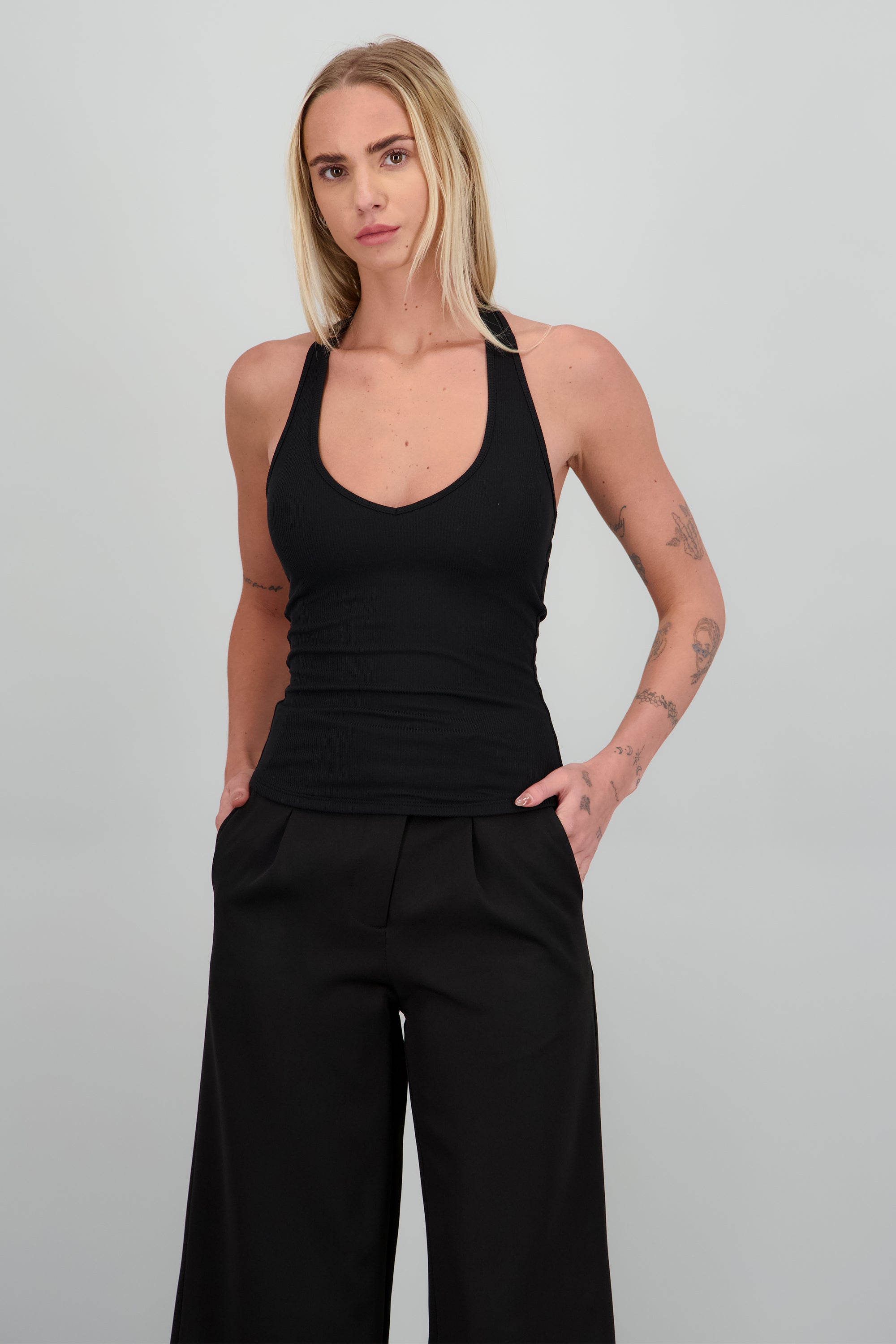 Top halter con copas NEGRO