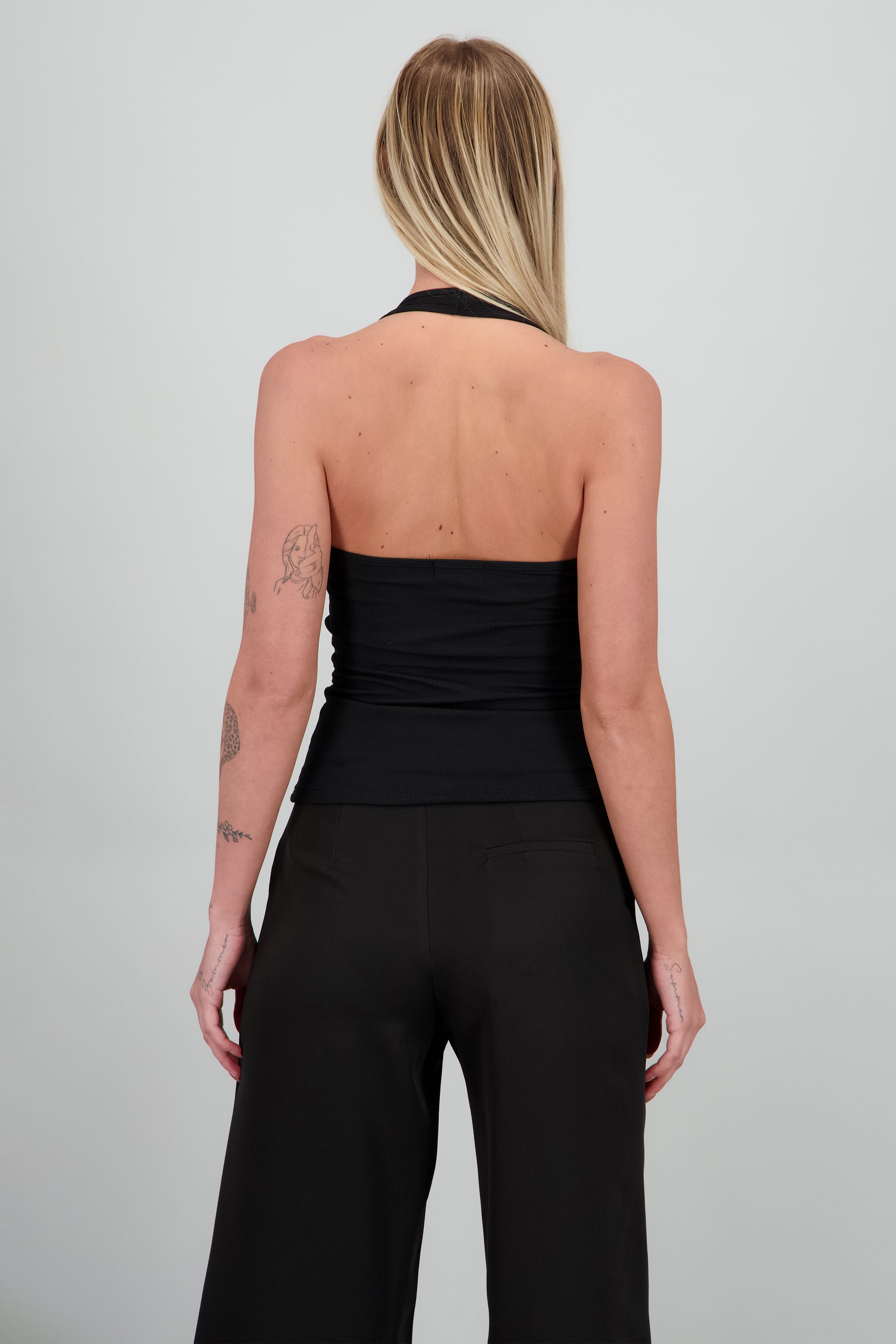 Top halter con copas NEGRO