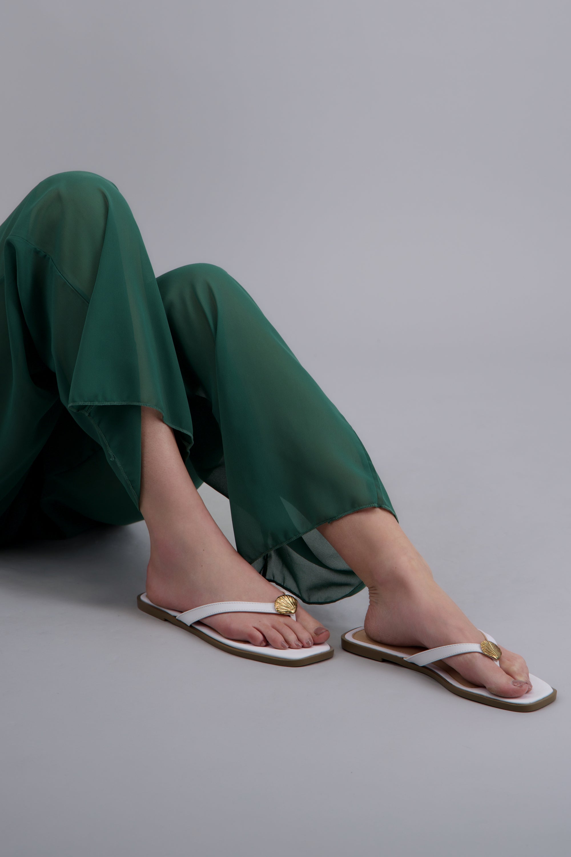 SANDALIA PATA DE GALLO CONCHA BLANCO