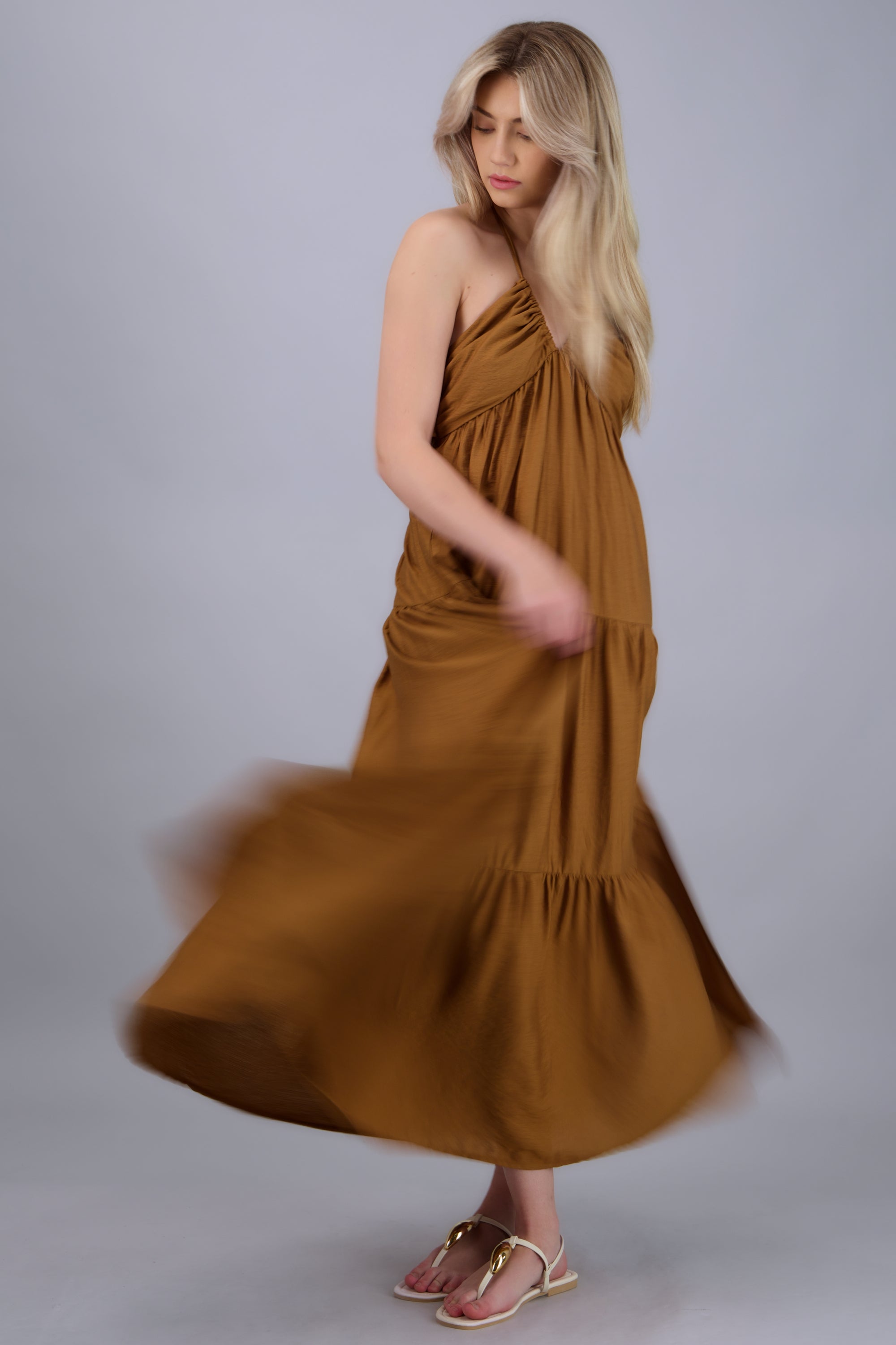 Vestido maxi abertura nudo espalda KHAKI