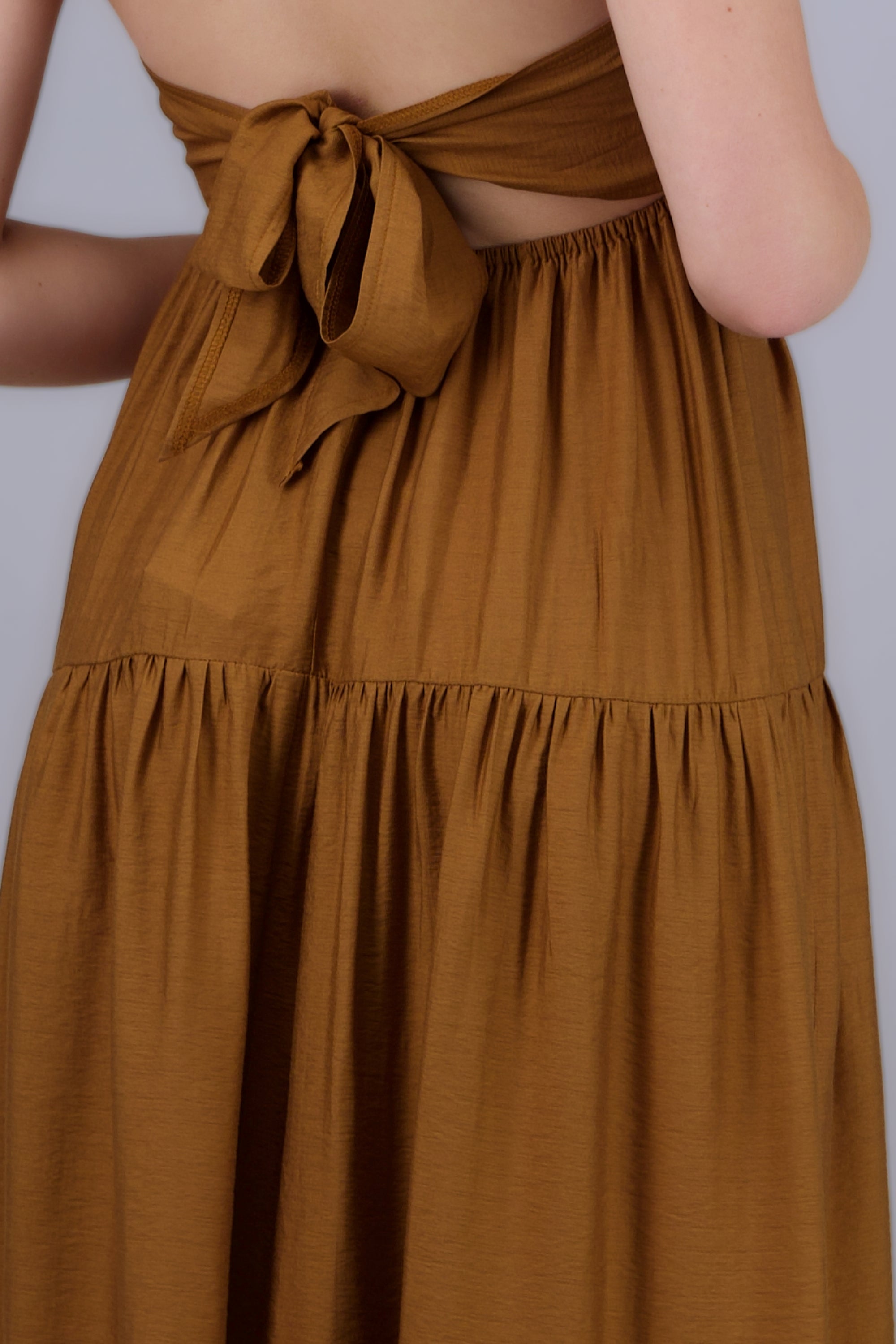 Vestido maxi abertura nudo espalda KHAKI