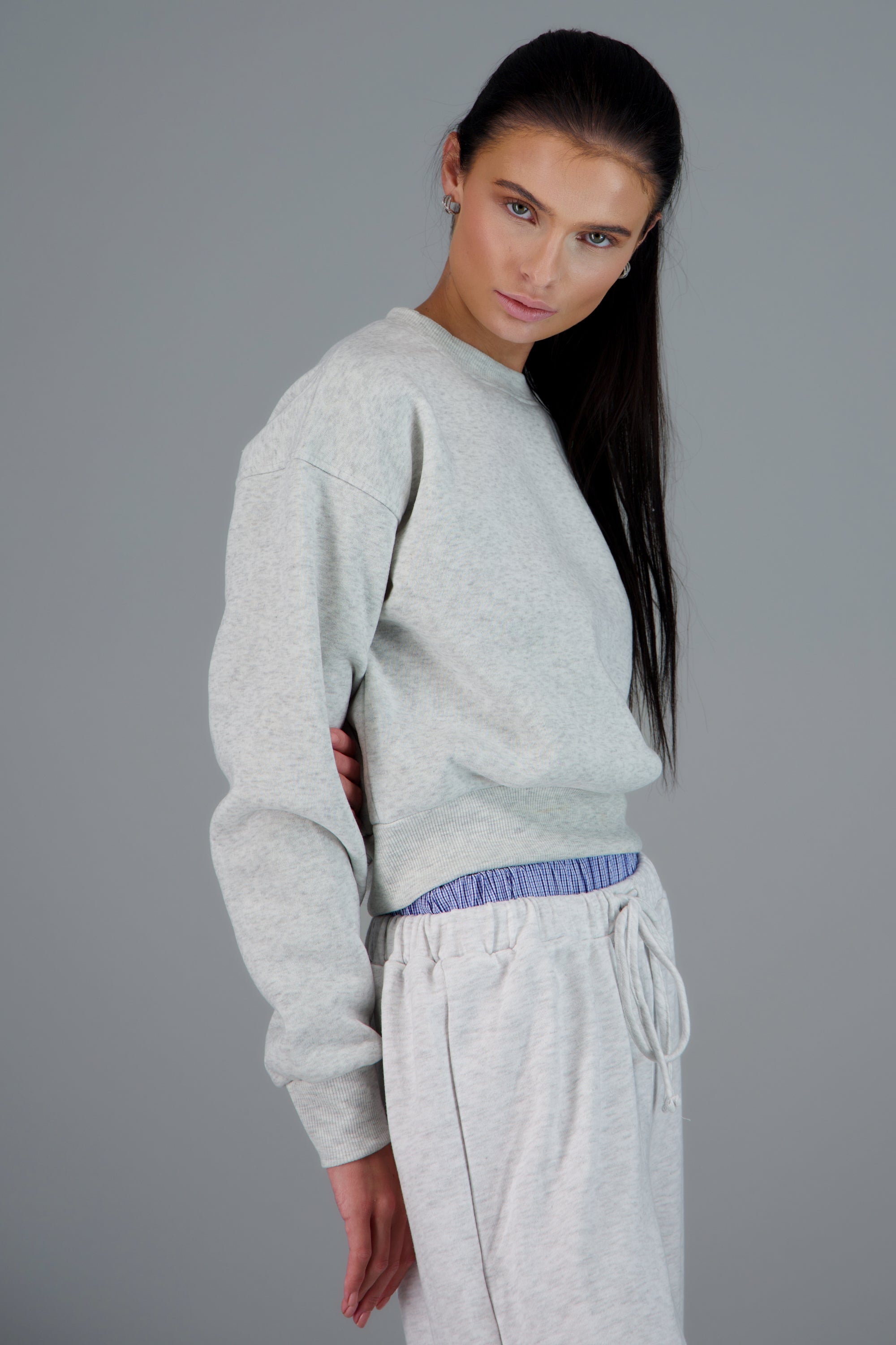 Sudadera crop GRIS CLARO