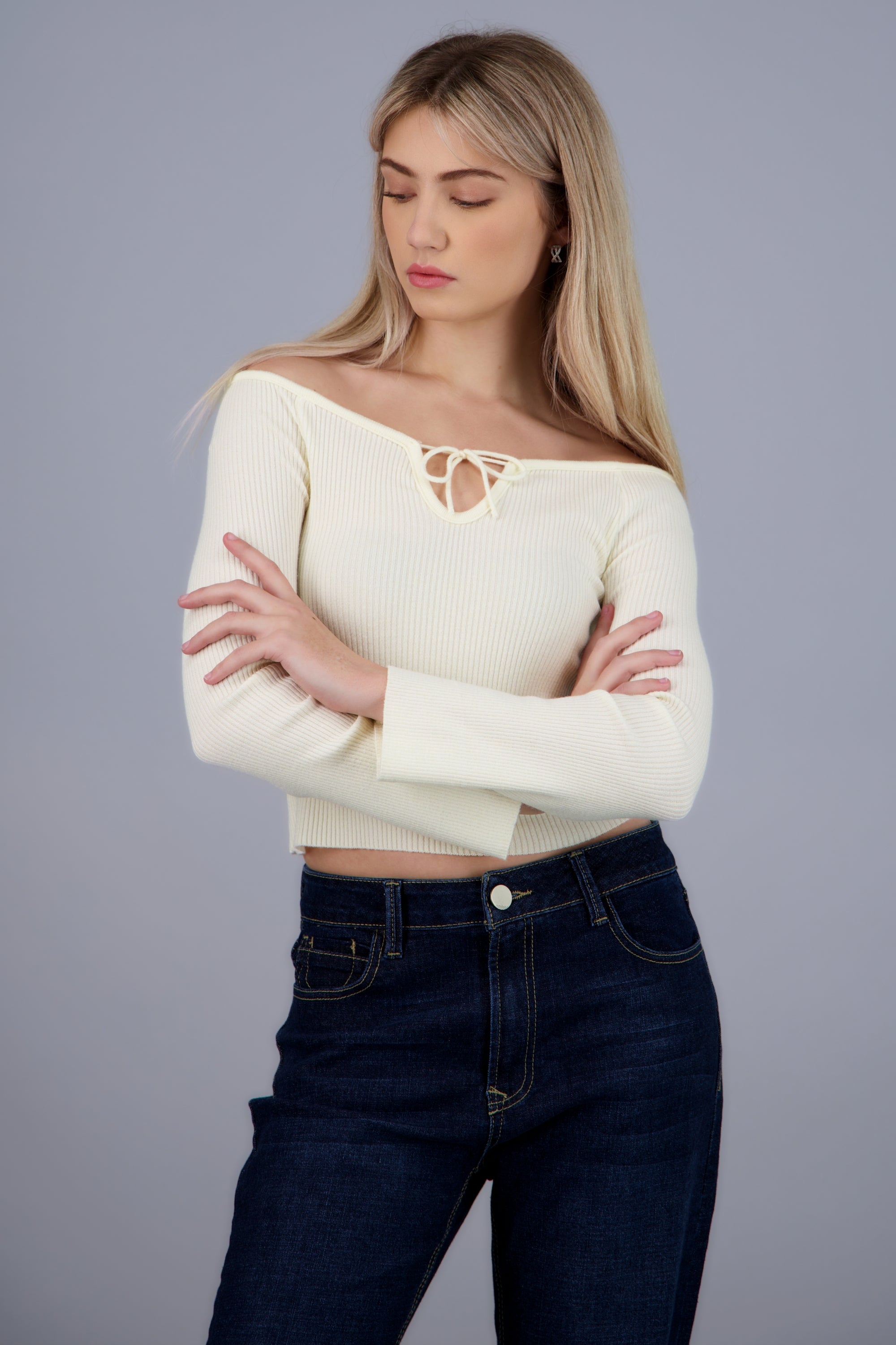 Top manga larga detalle laso CREMA