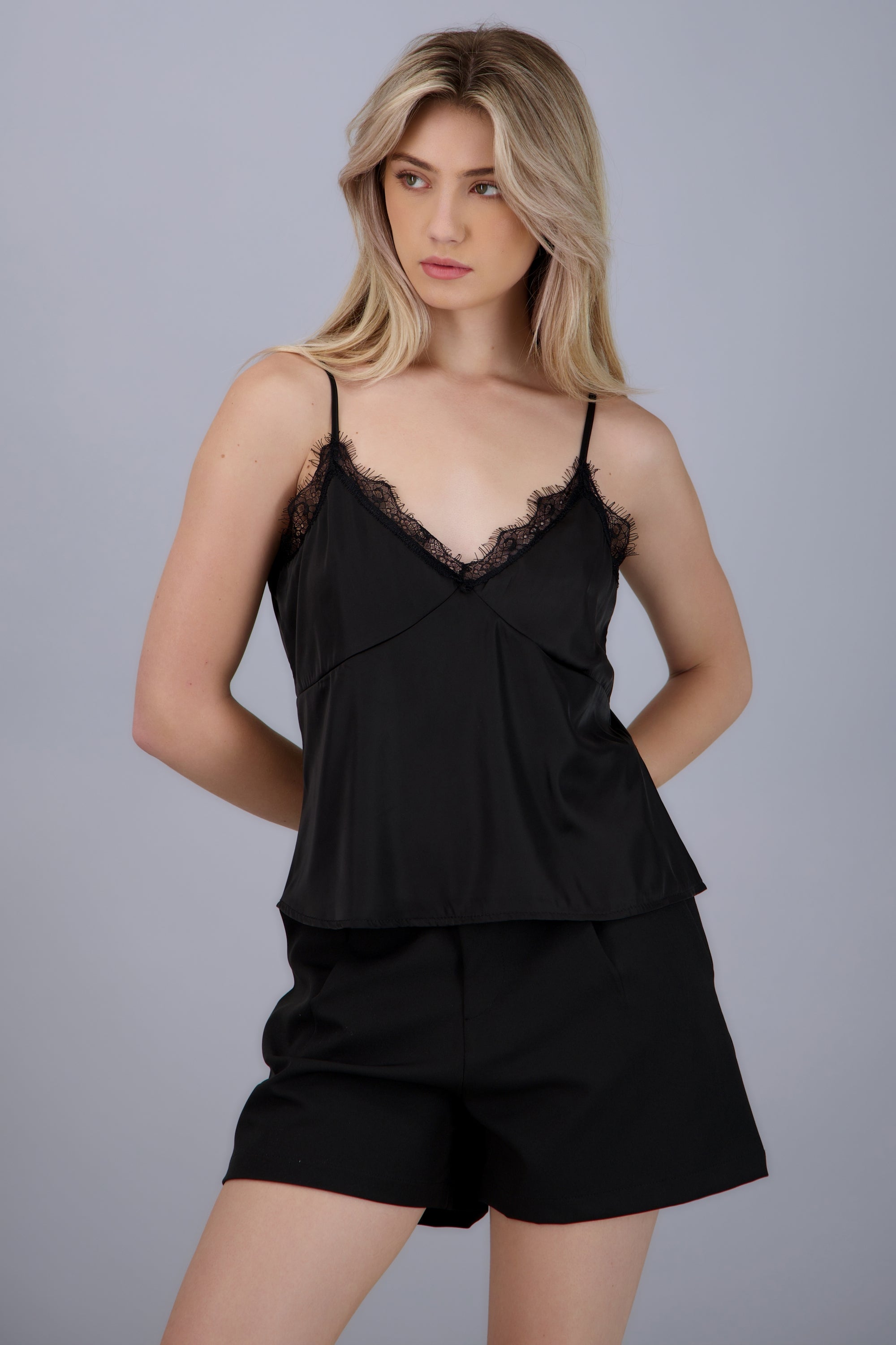 top escote v detalle encaje NEGRO