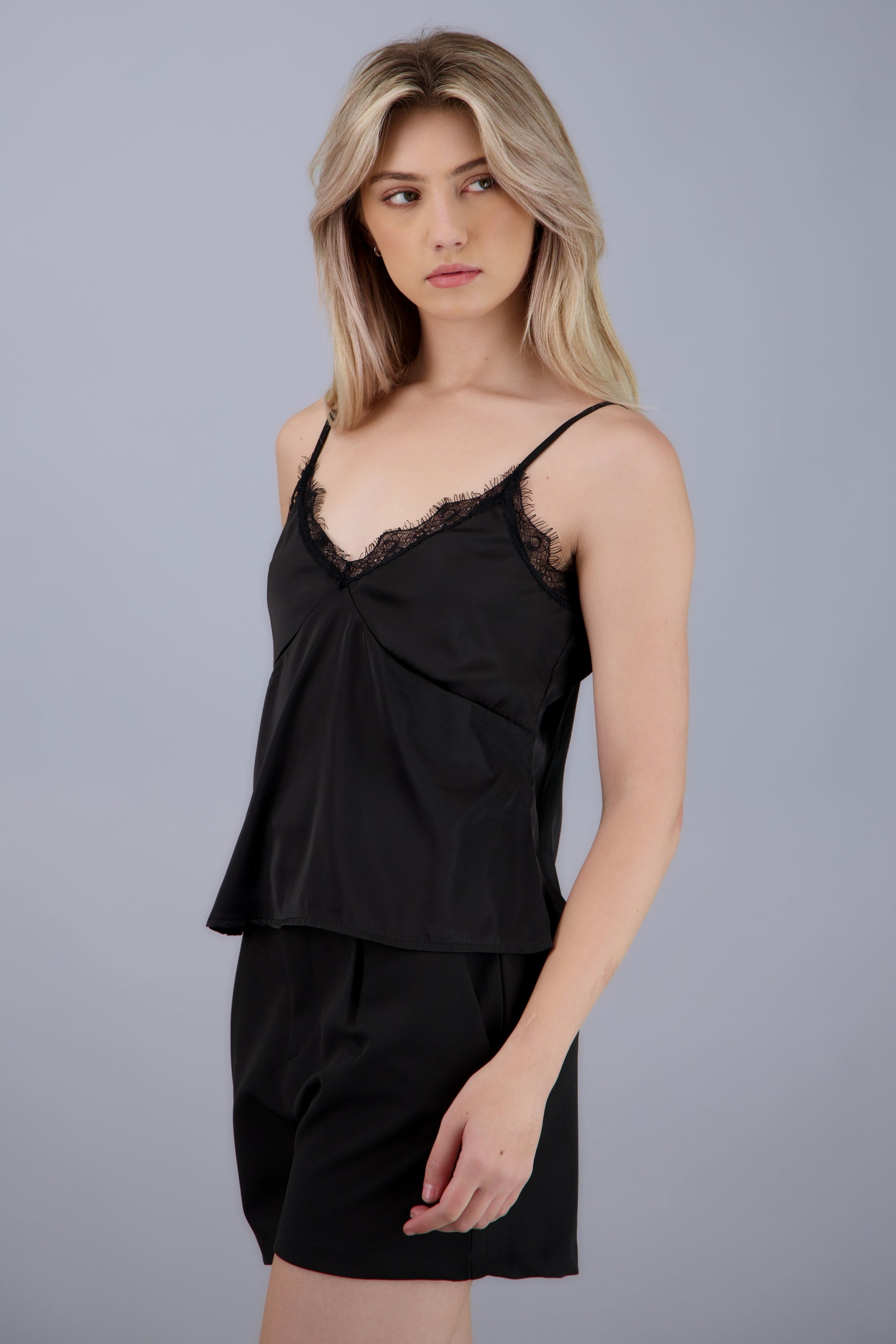 top escote v detalle encaje NEGRO