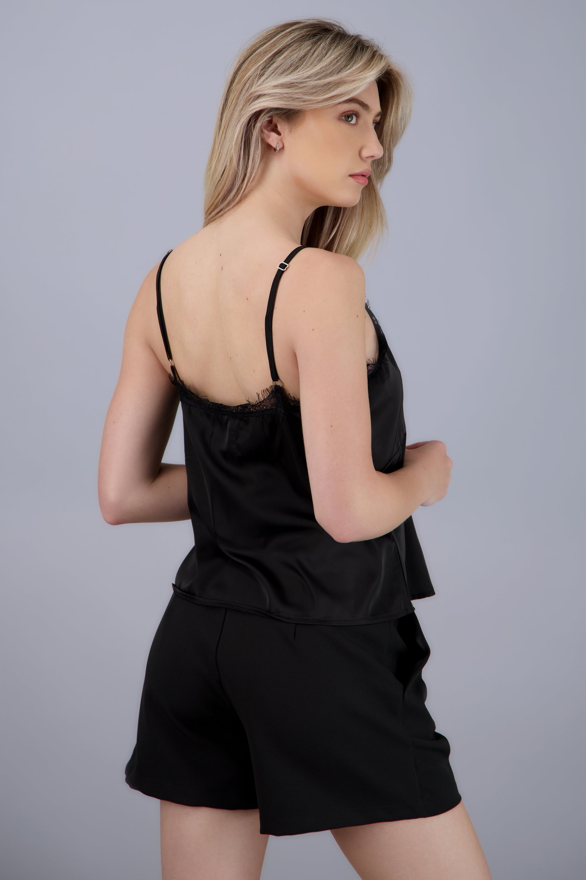 top escote v detalle encaje NEGRO