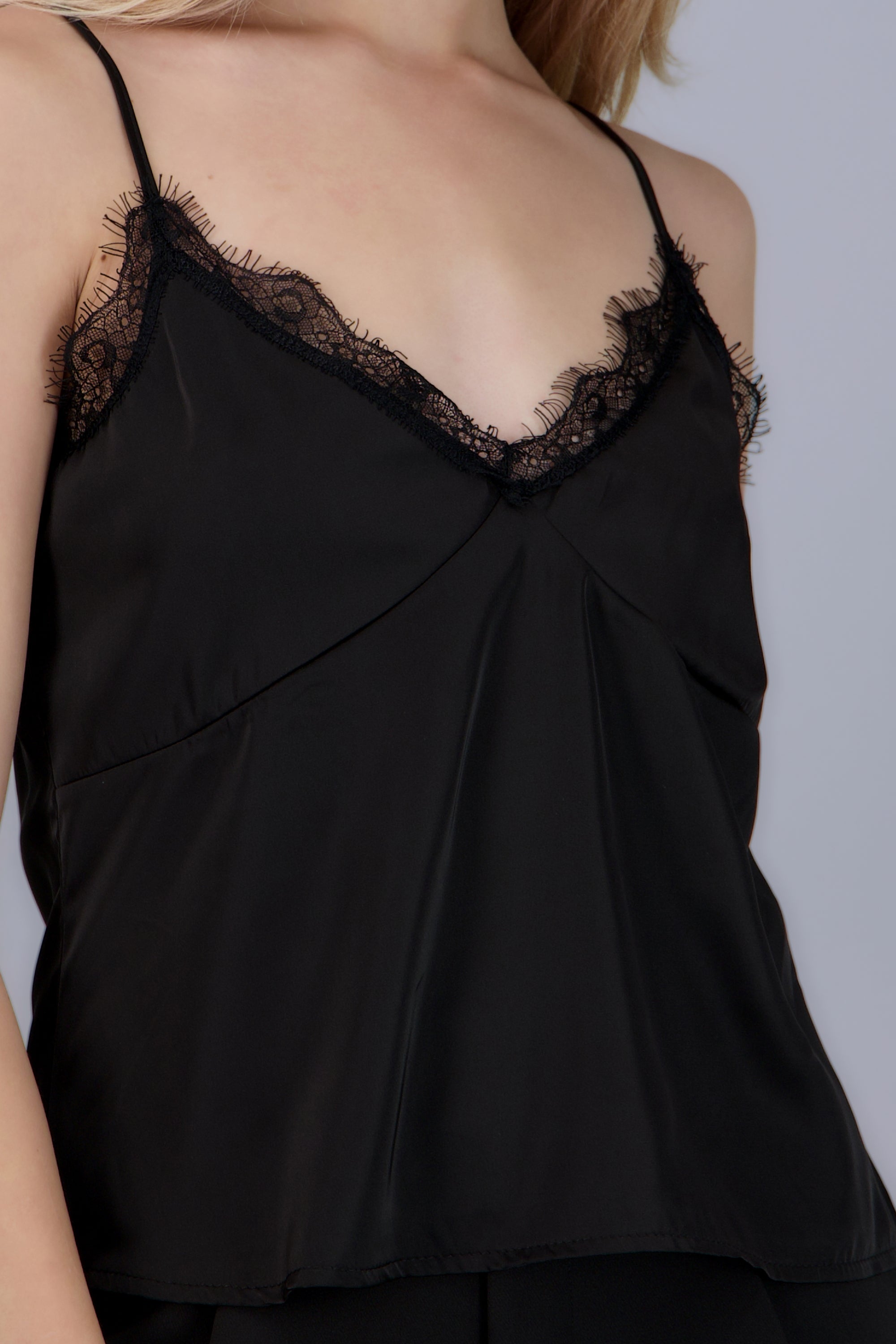 top escote v detalle encaje NEGRO