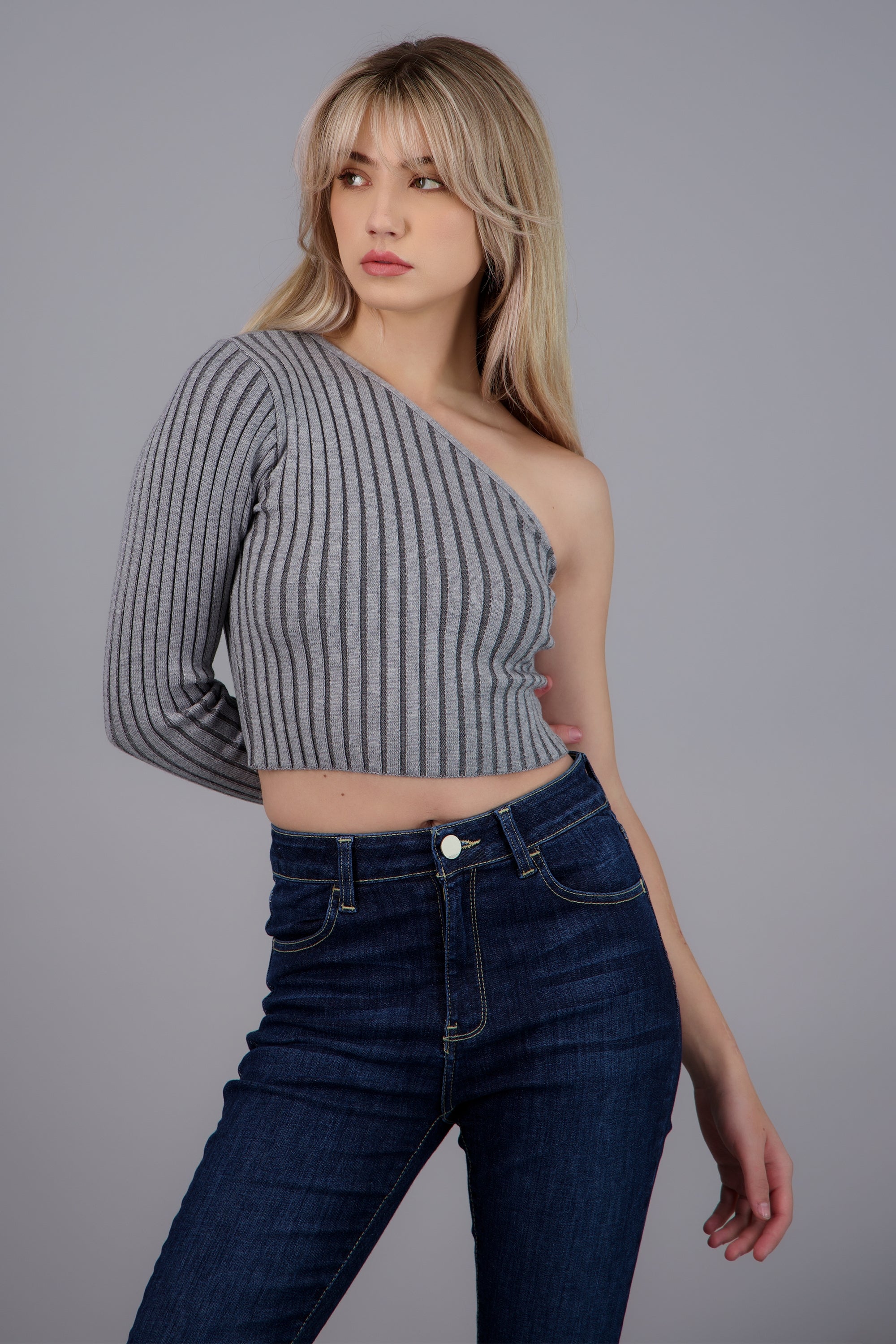 Top asimetrico acanalado GRIS