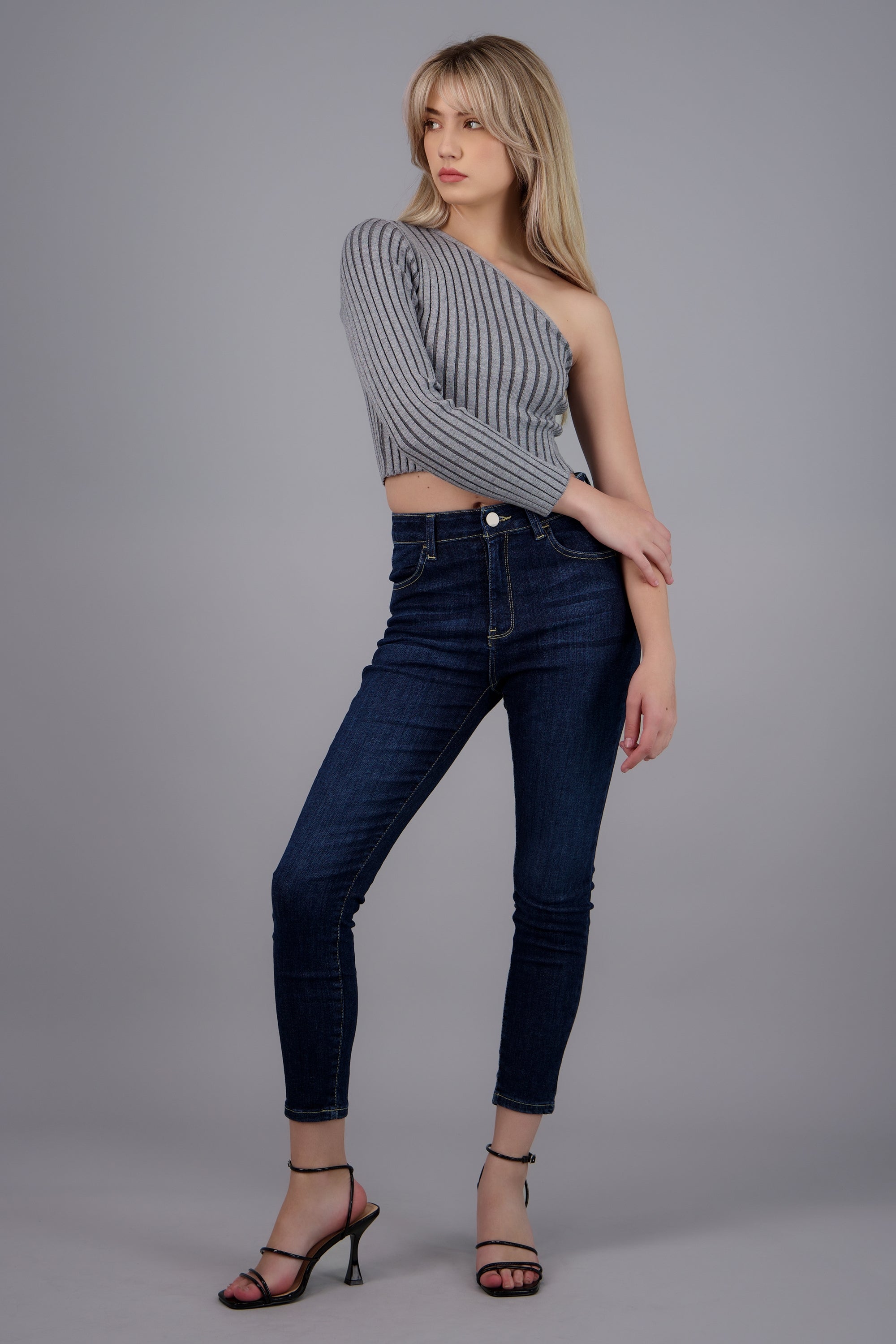 Top asimetrico acanalado GRIS