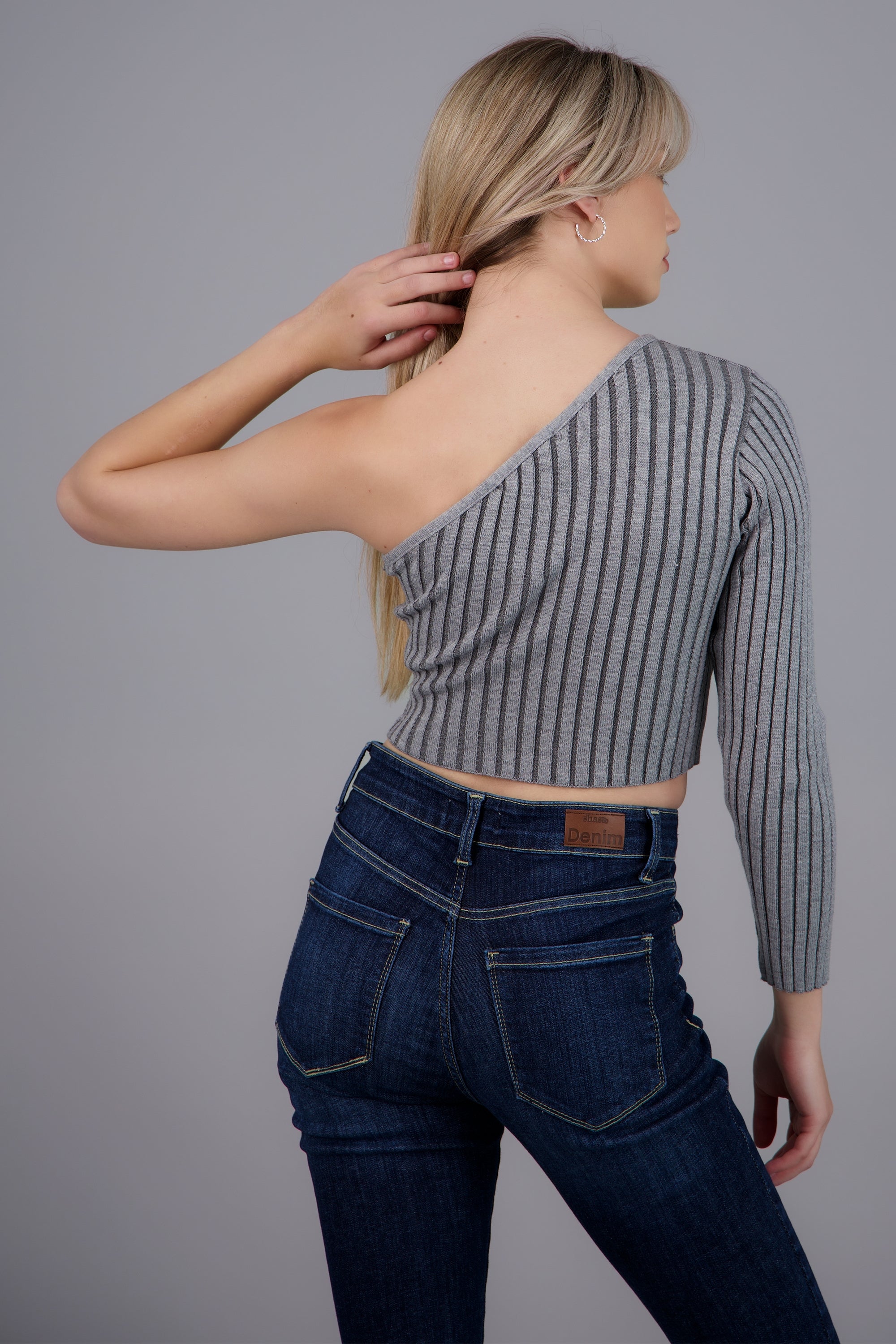 Top asimetrico acanalado GRIS