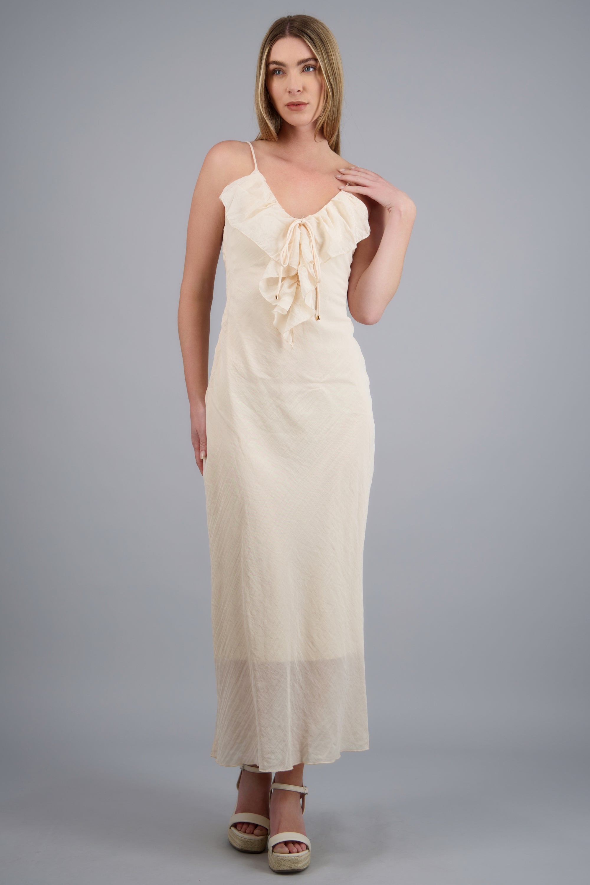 Vestido tirantes detalle olanes CREMA