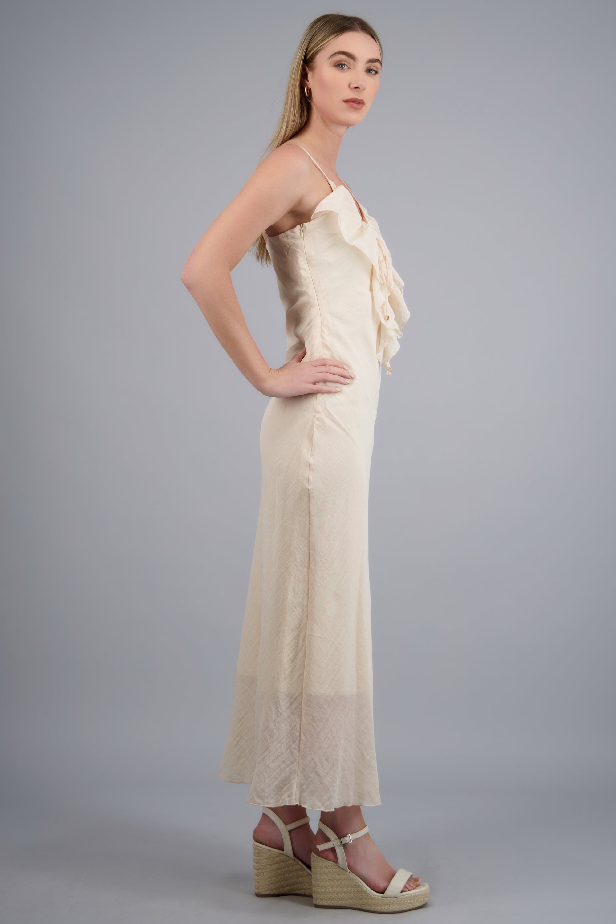 Vestido tirantes detalle olanes CREMA
