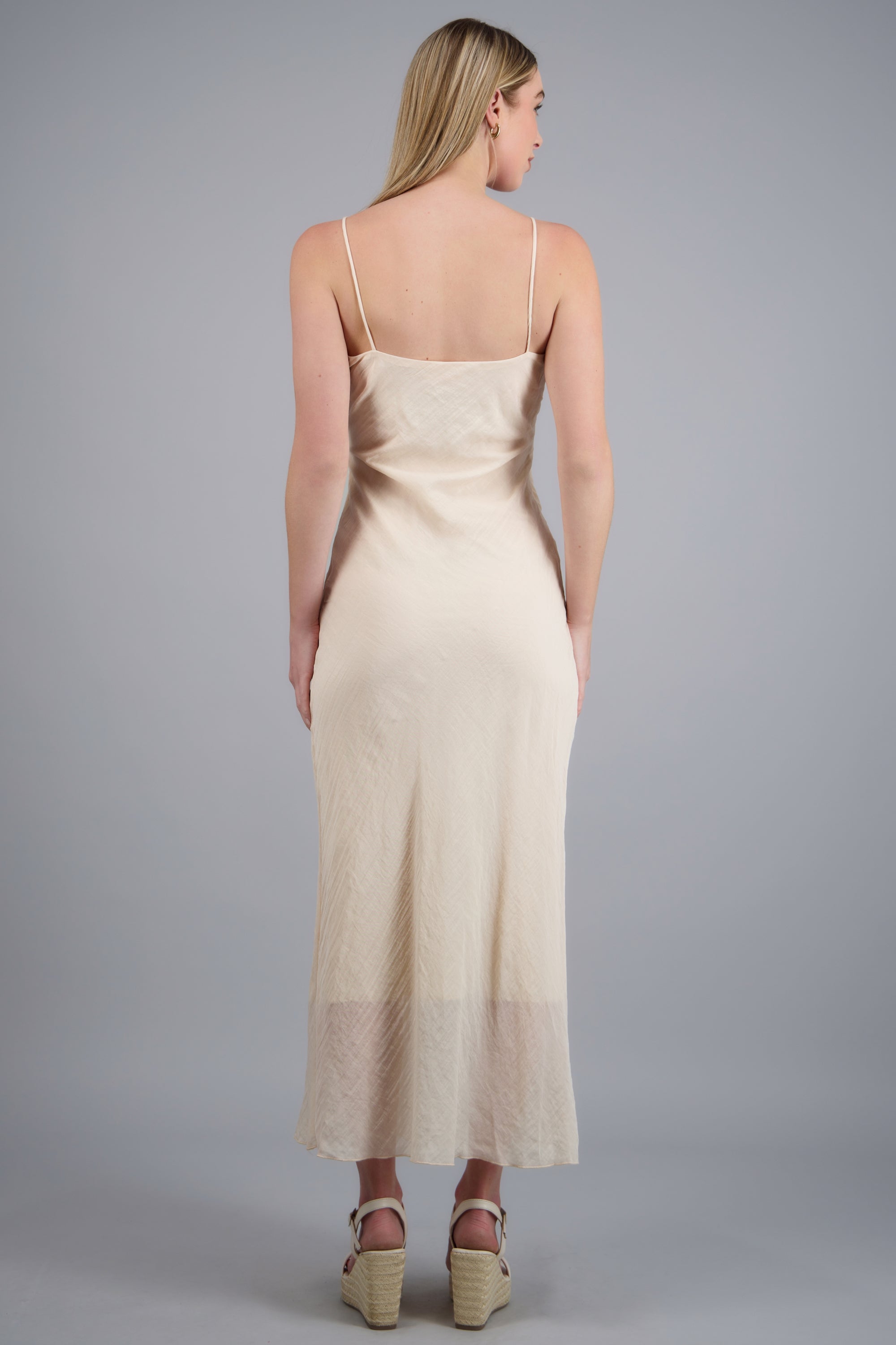 Vestido tirantes detalle olanes CREMA