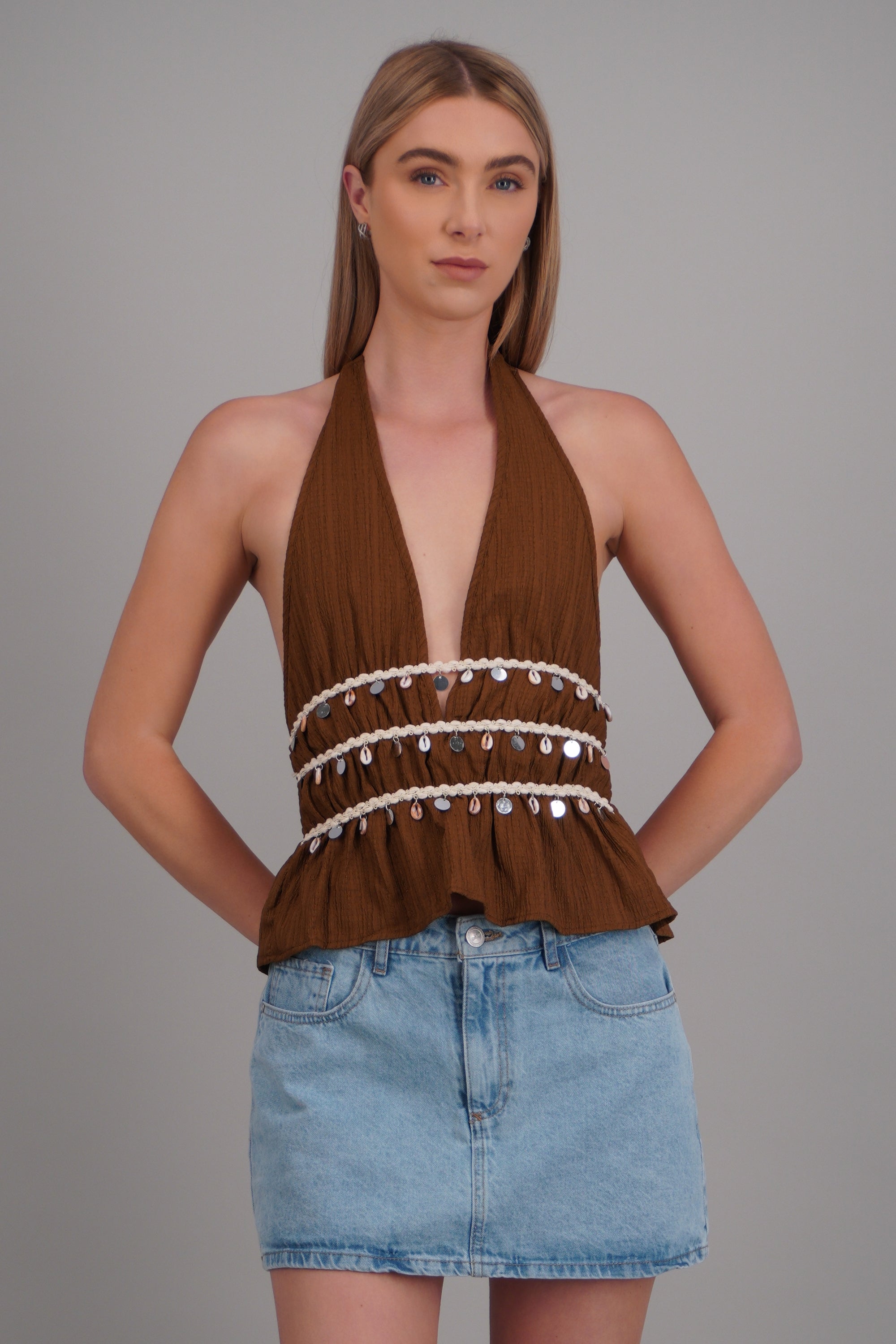 Blusa halter detalle conchas CAFE