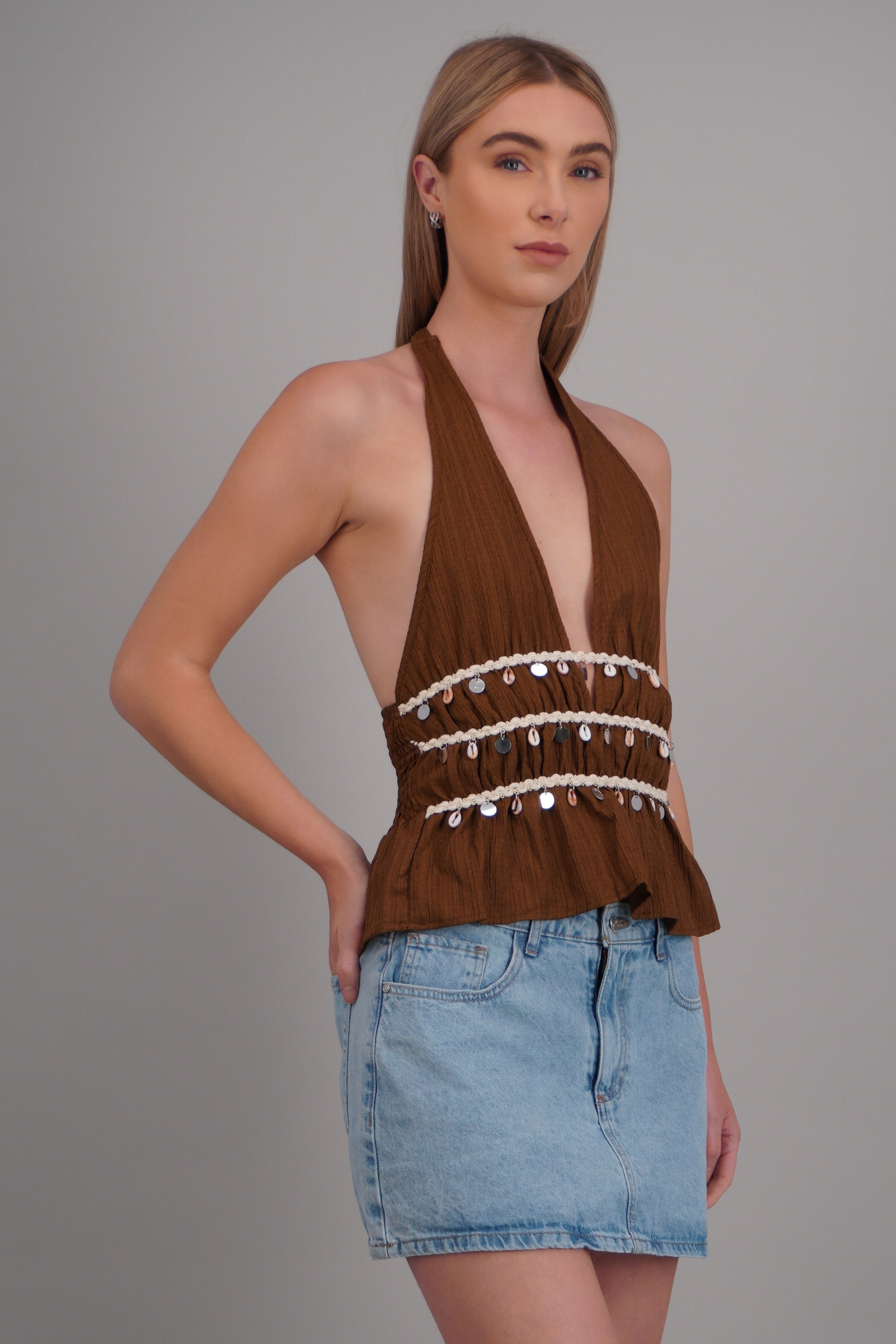Blusa halter detalle conchas CAFE