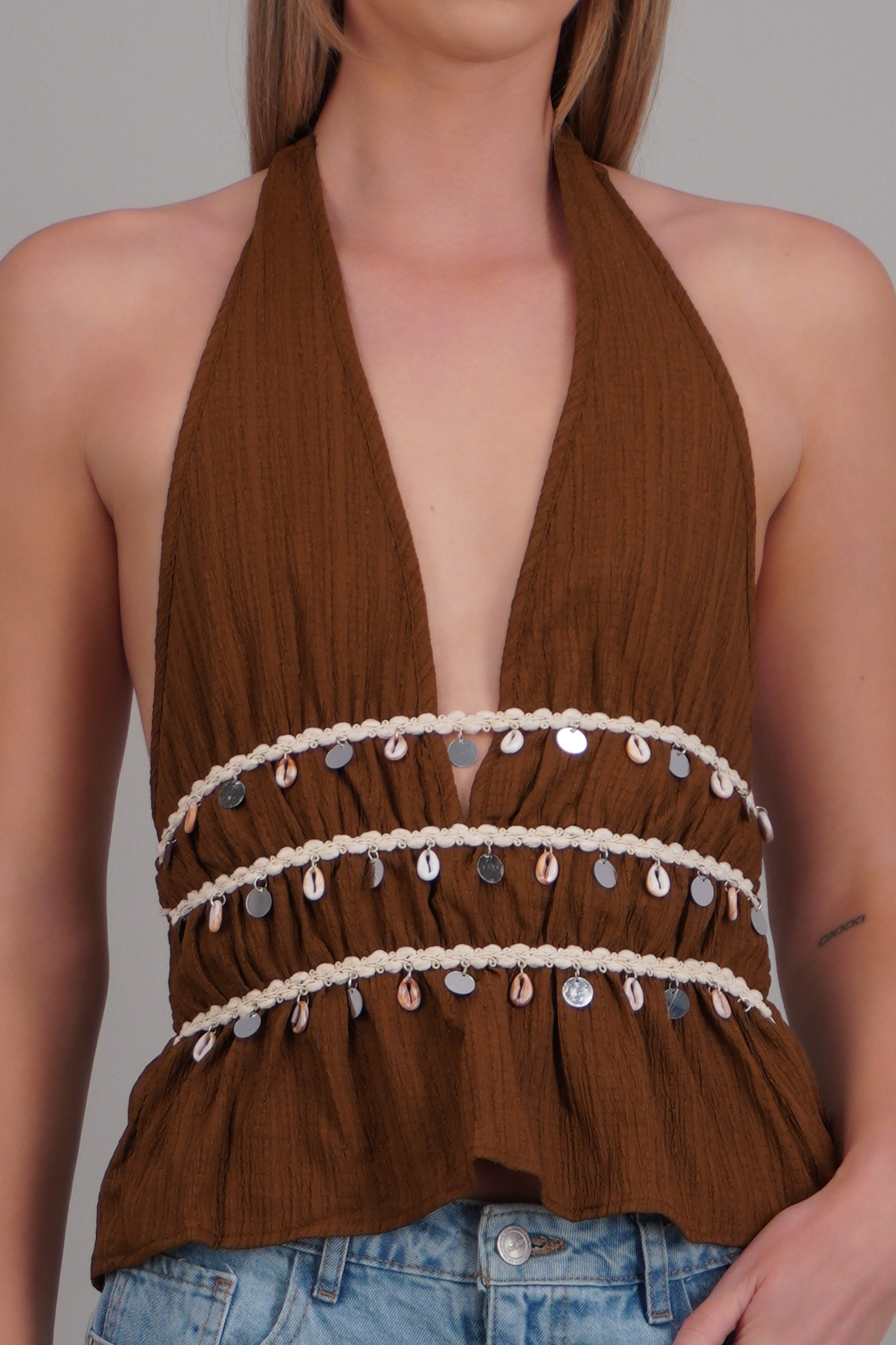 Blusa halter detalle conchas CAFE