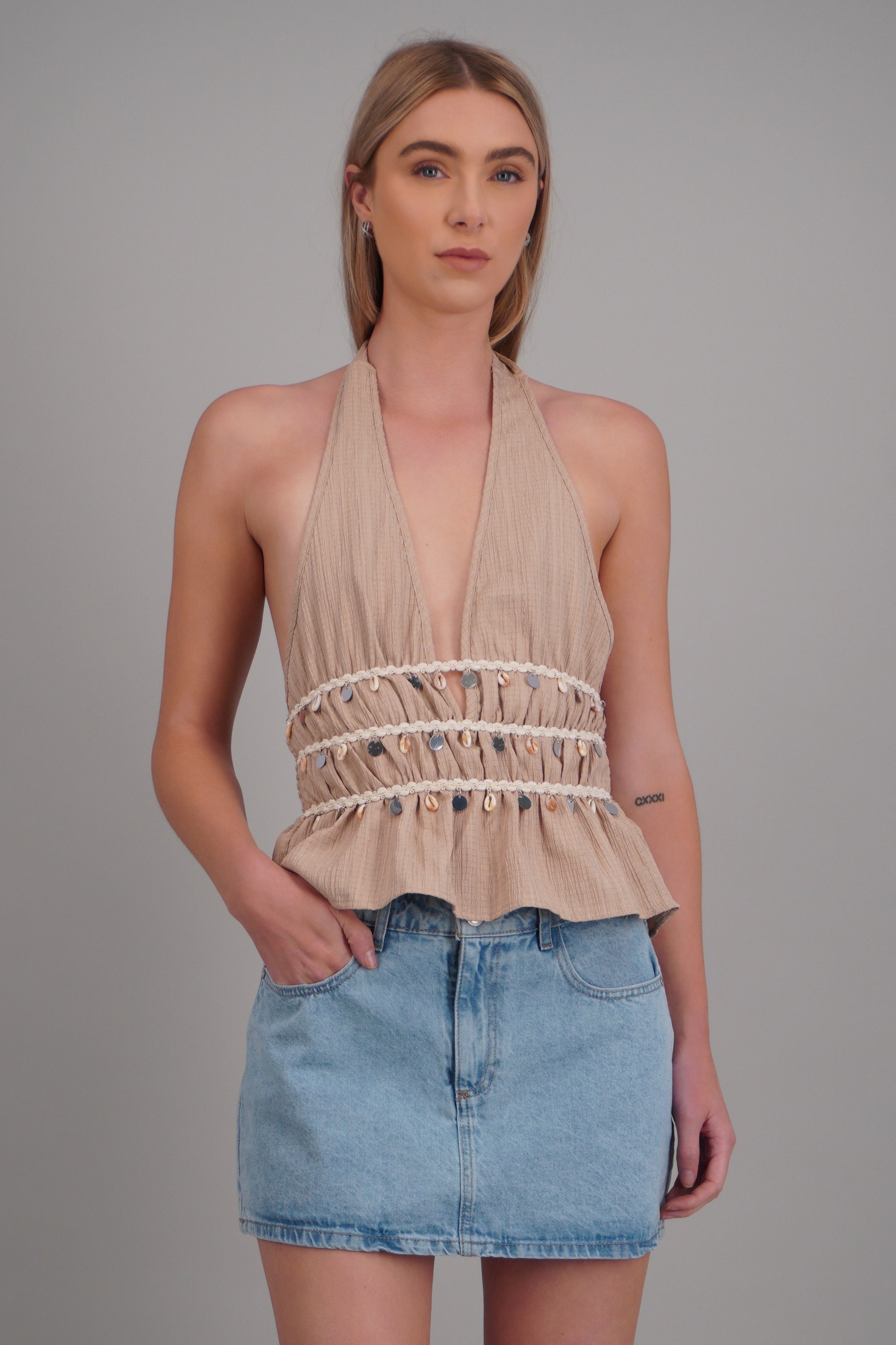 Blusa halter detalle conchas TAUPE