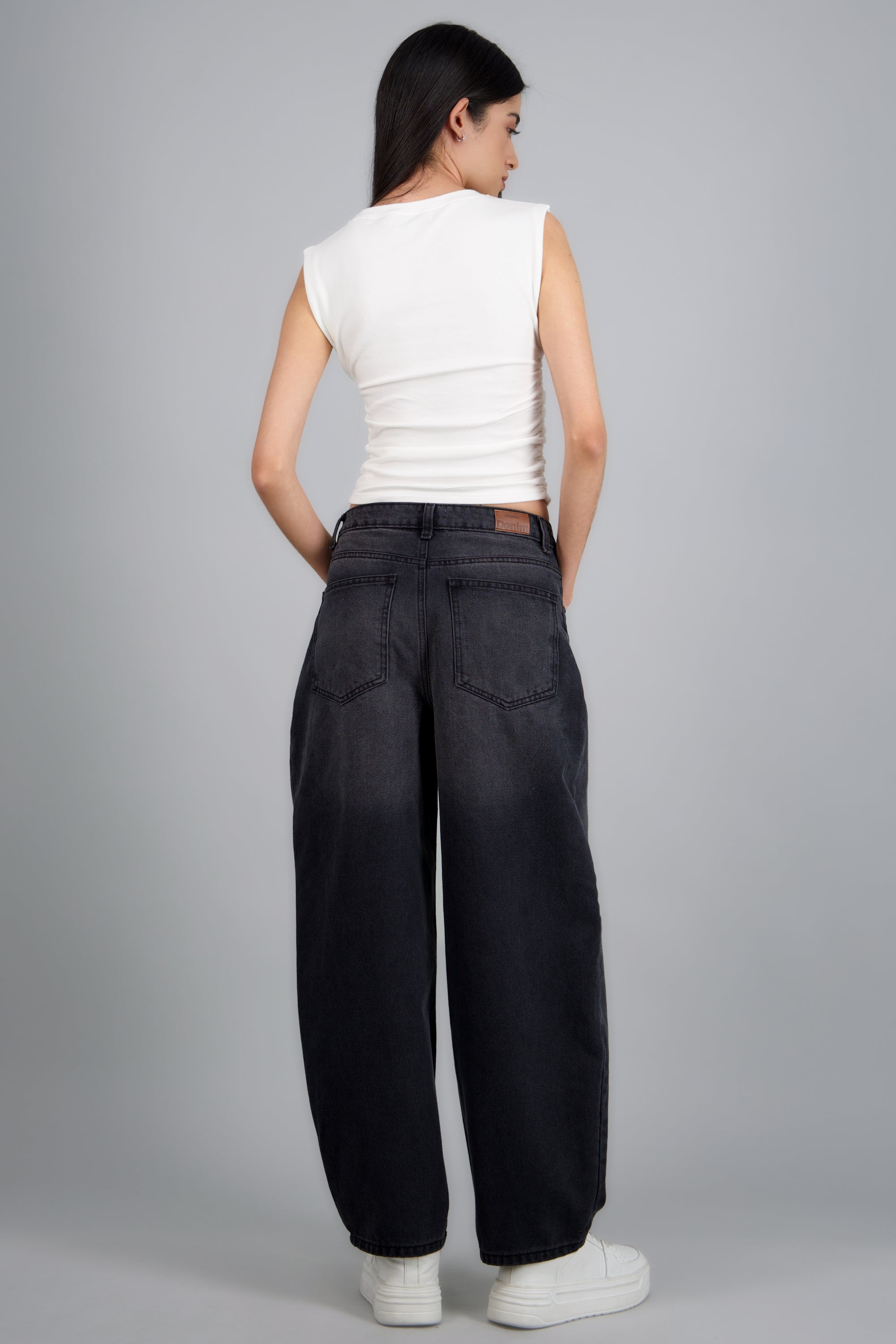 Jeans barrel obscuros GRIS