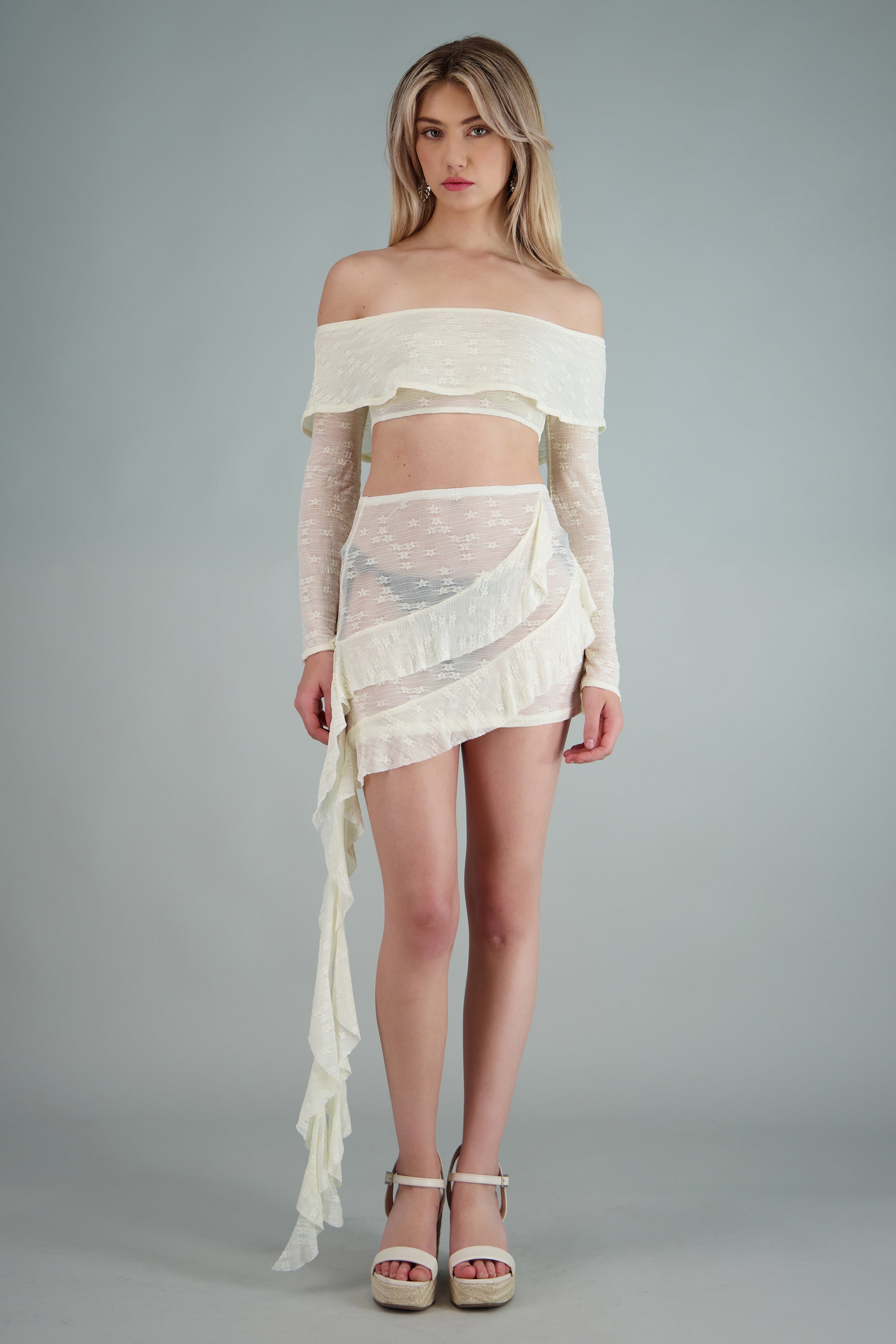 Salida falda mini olanes CREMA