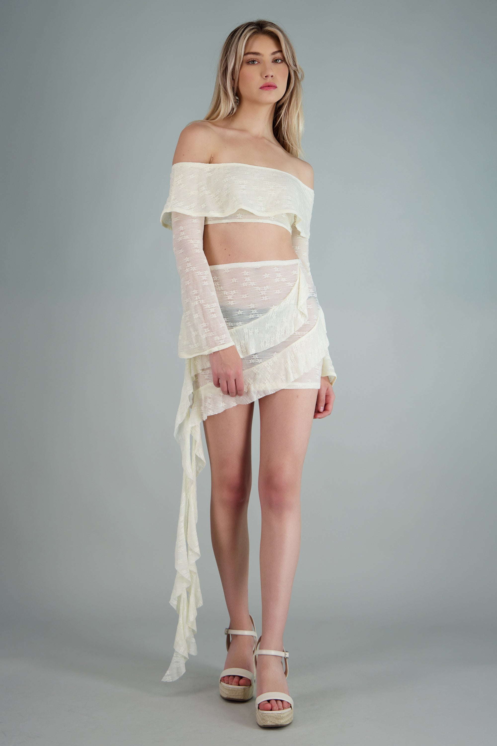 Salida falda mini olanes CREMA