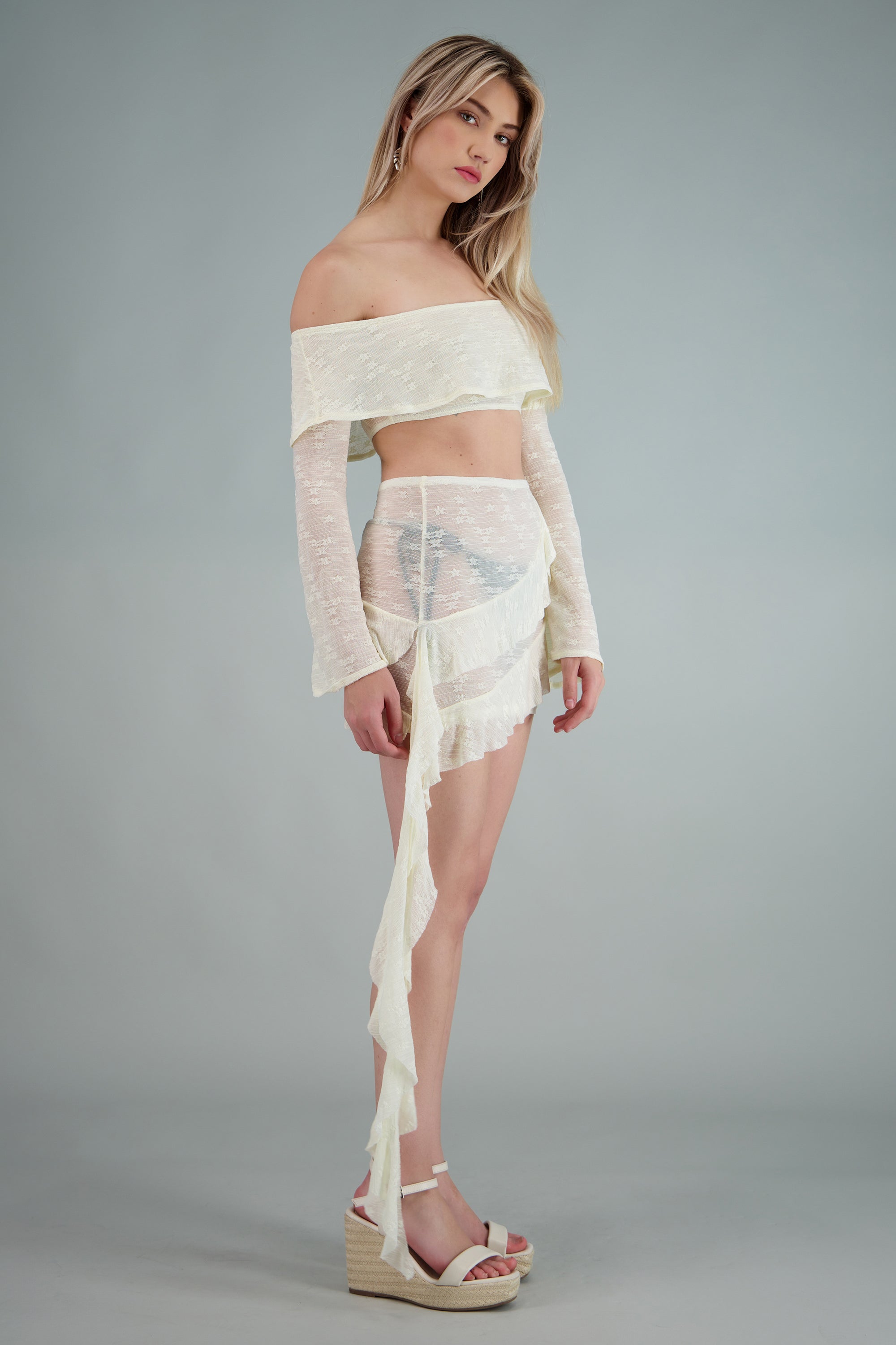 Salida falda mini olanes CREMA