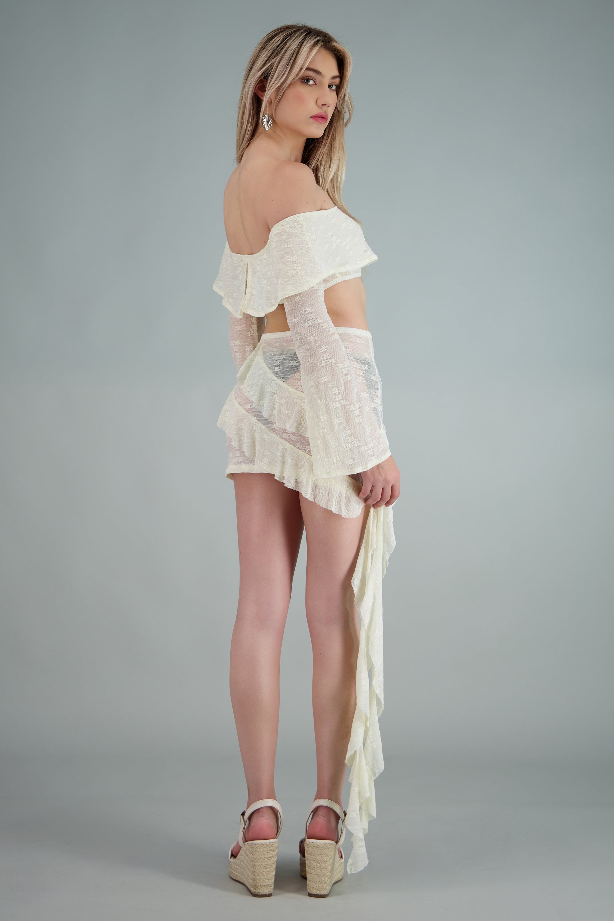 Salida falda mini olanes CREMA