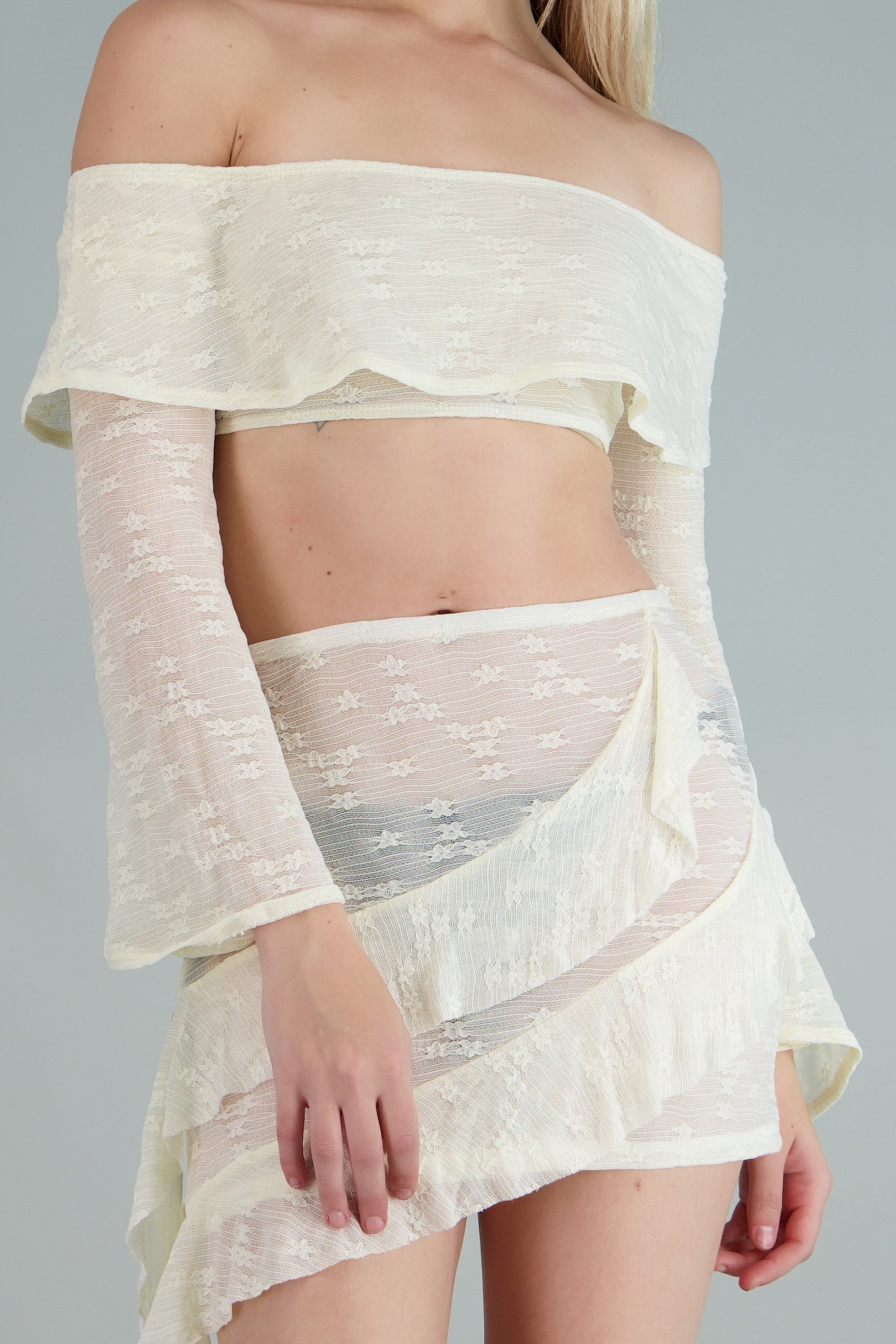 Salida falda mini olanes CREMA