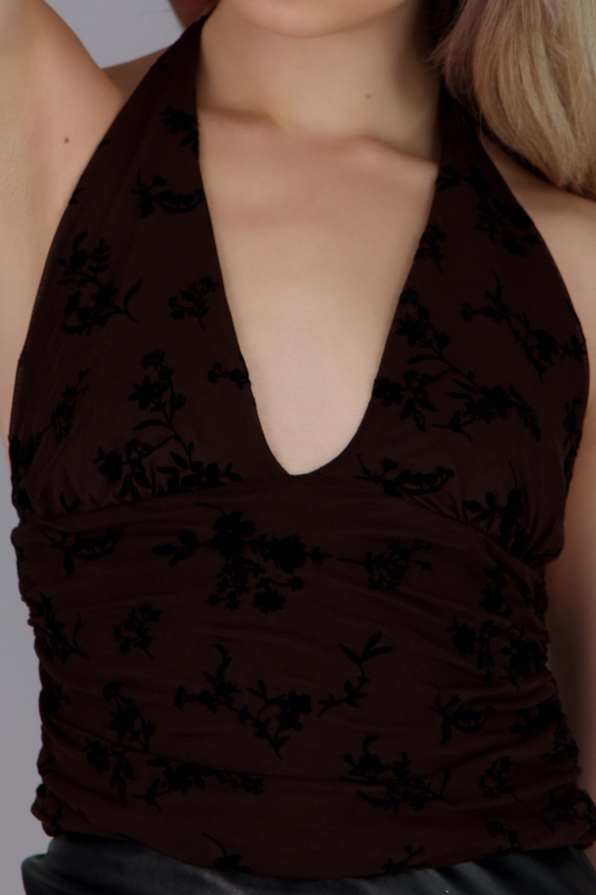 Top halter detalle pliegues mesh flok CAFE COMBO