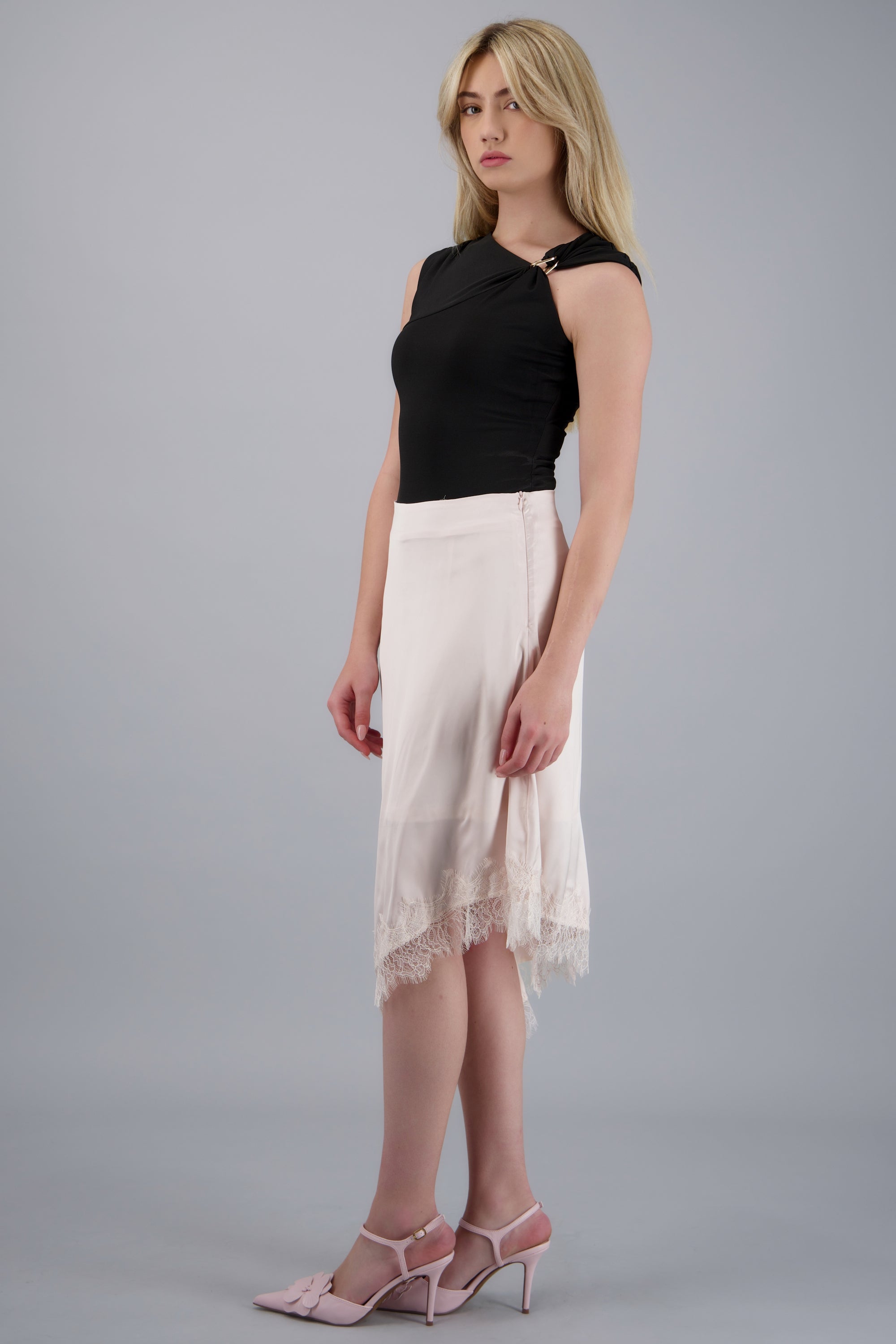 FALDA SATIN ASIMETRICA DET ENCAJE CREMA