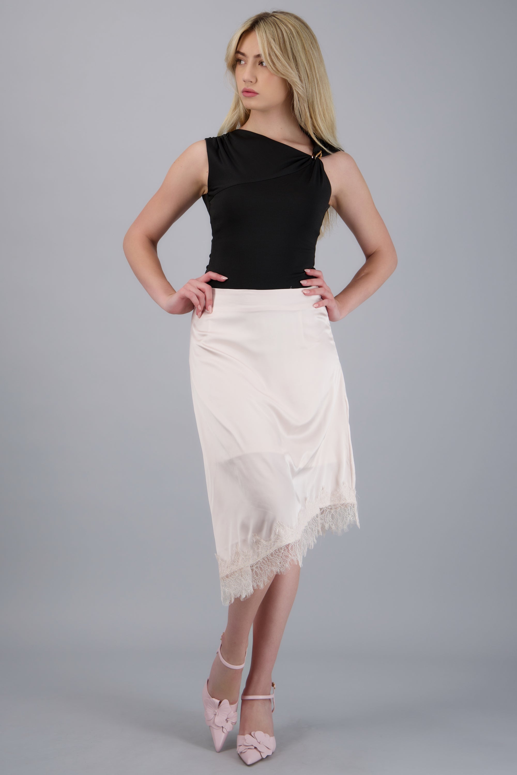 FALDA SATIN ASIMETRICA DET ENCAJE CREMA