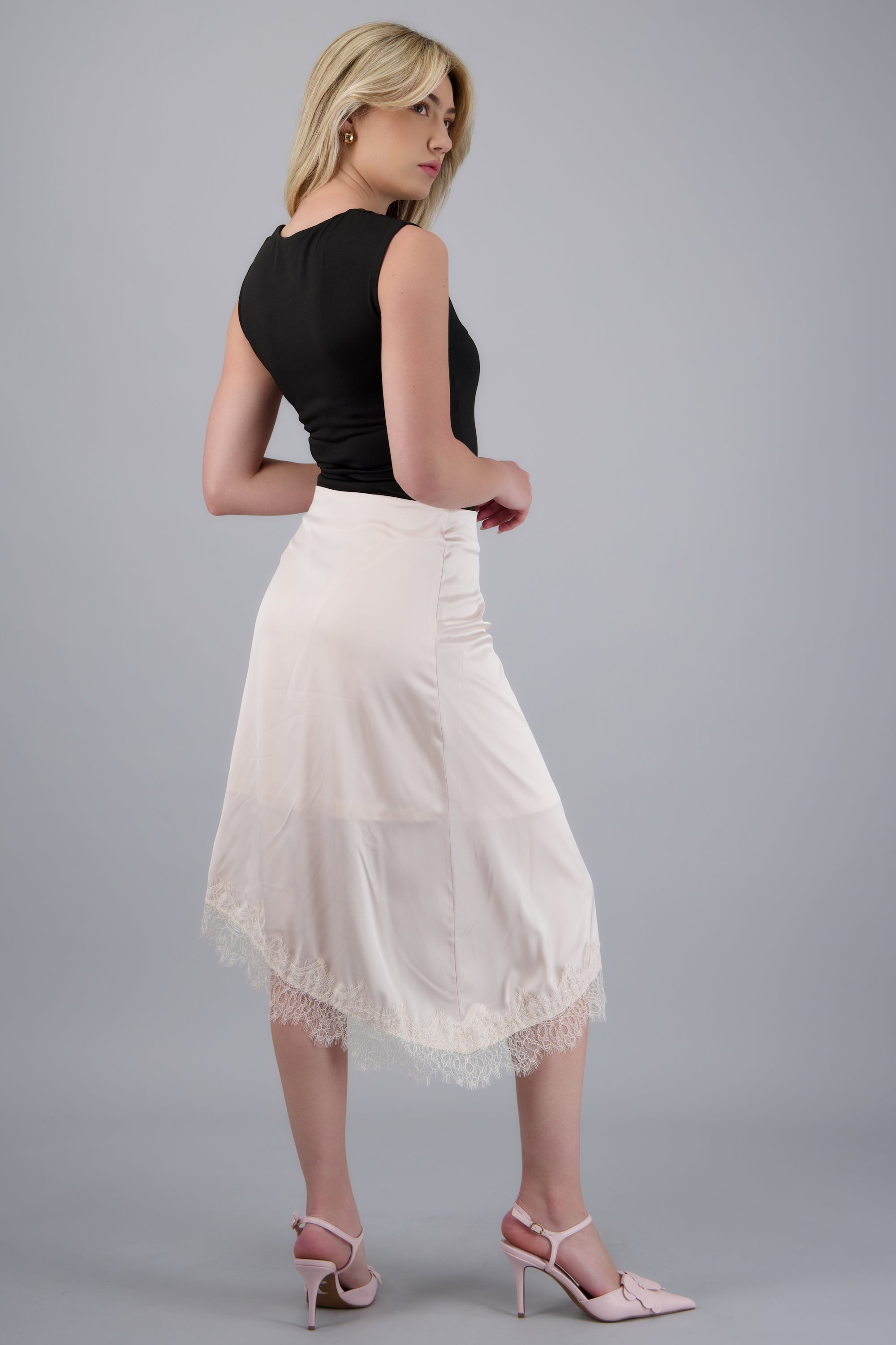 FALDA SATIN ASIMETRICA DET ENCAJE CREMA