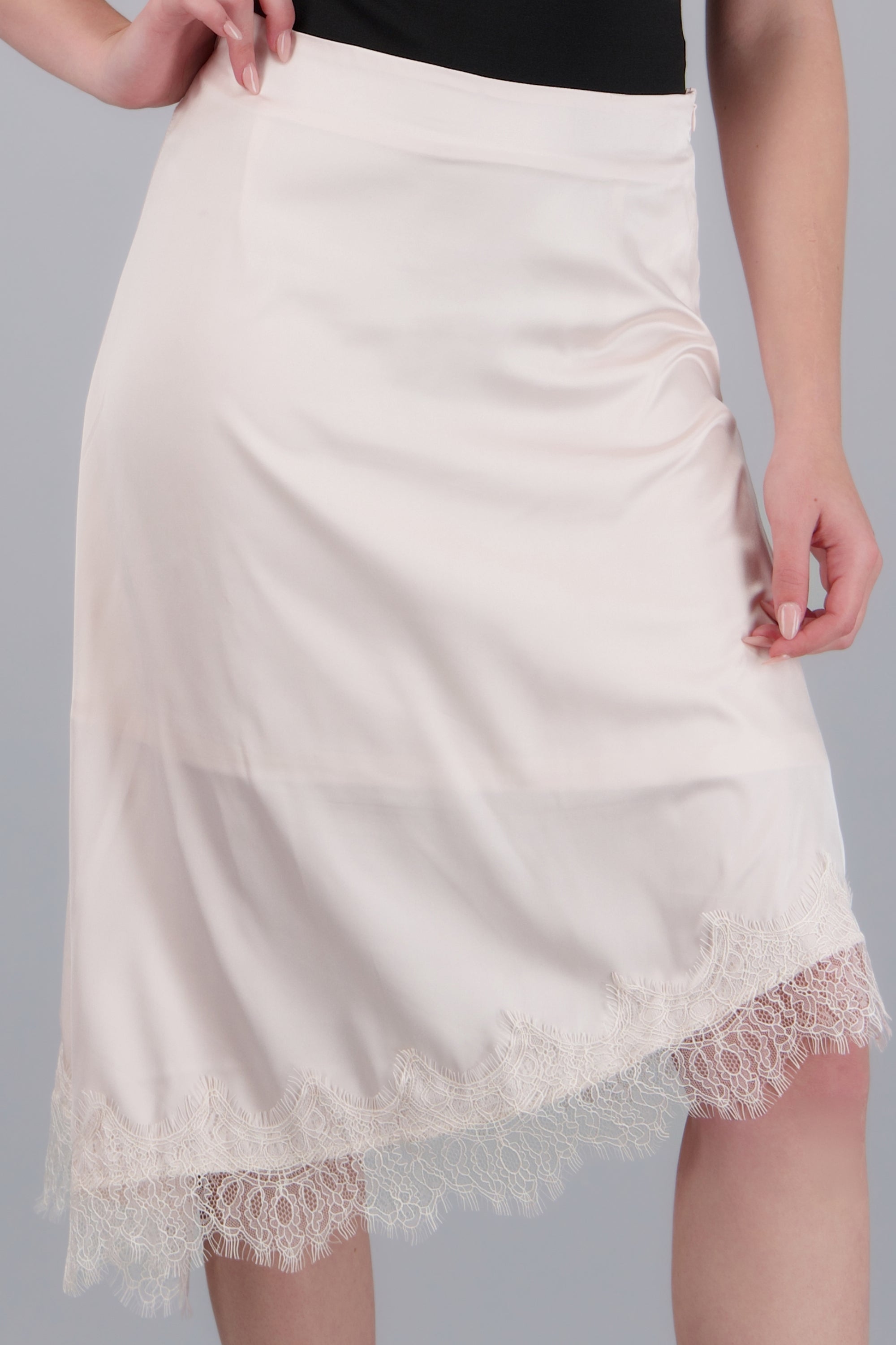 FALDA SATIN ASIMETRICA DET ENCAJE CREMA