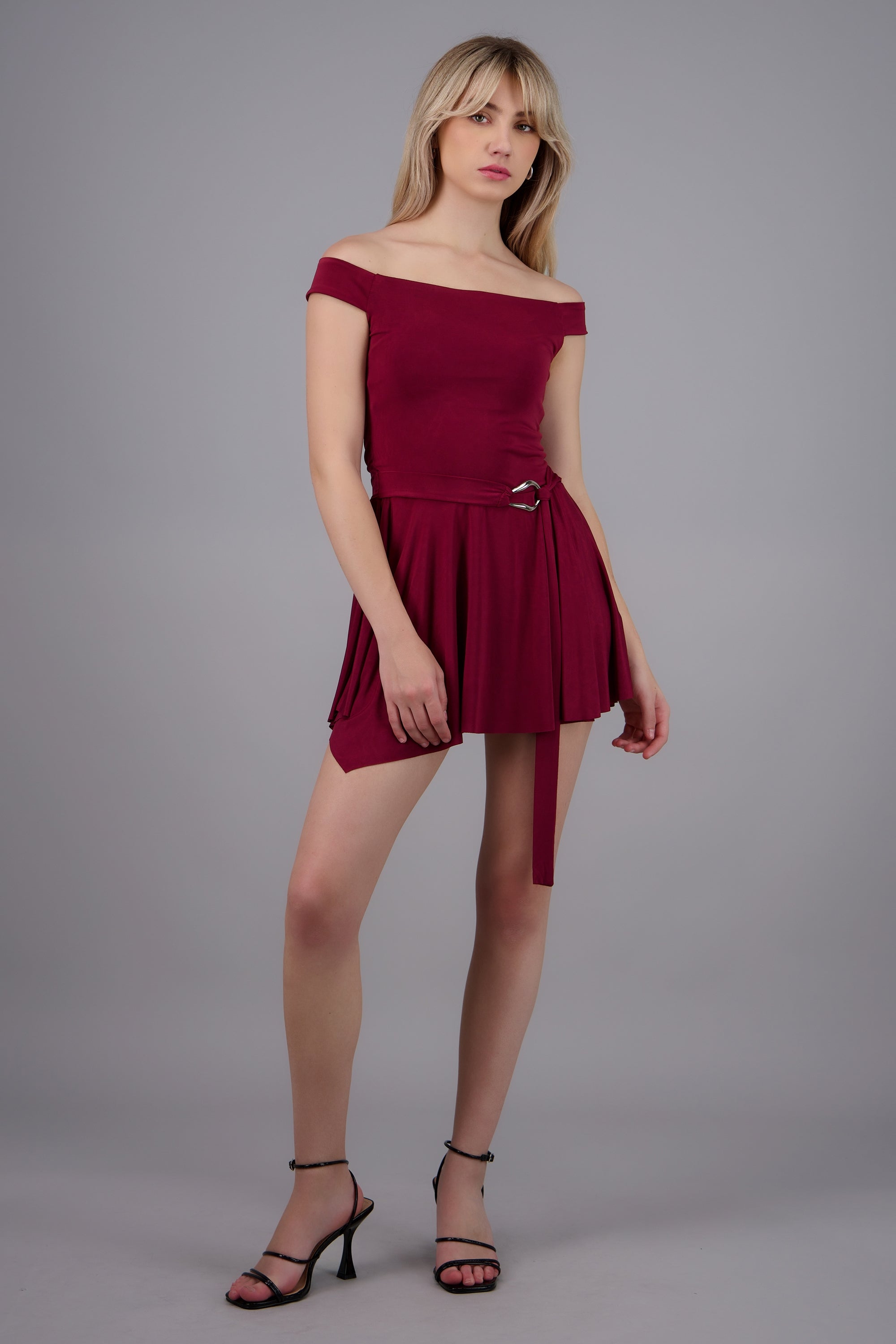 Vestido mini off shoulder detalle hebilla VINO