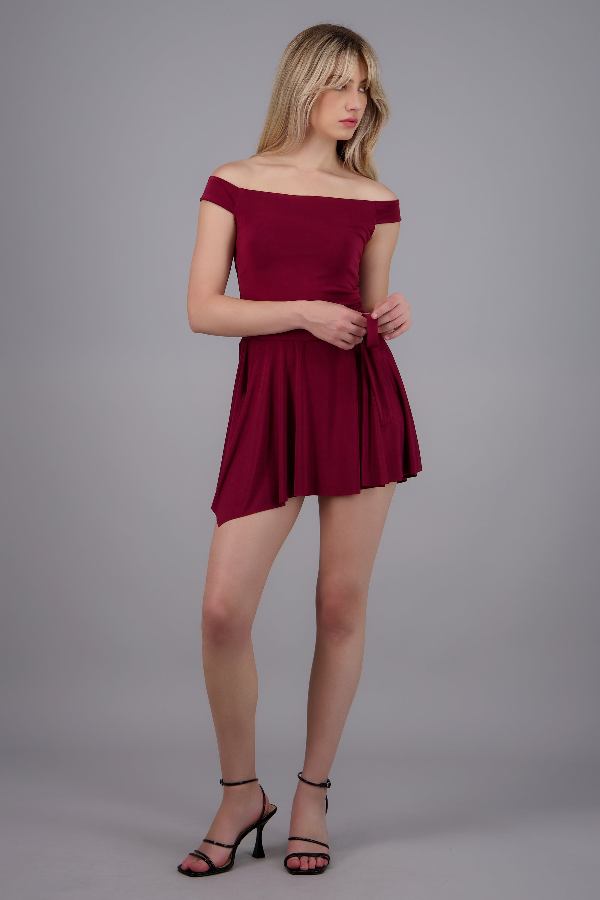 Vestido mini off shoulder detalle hebilla VINO