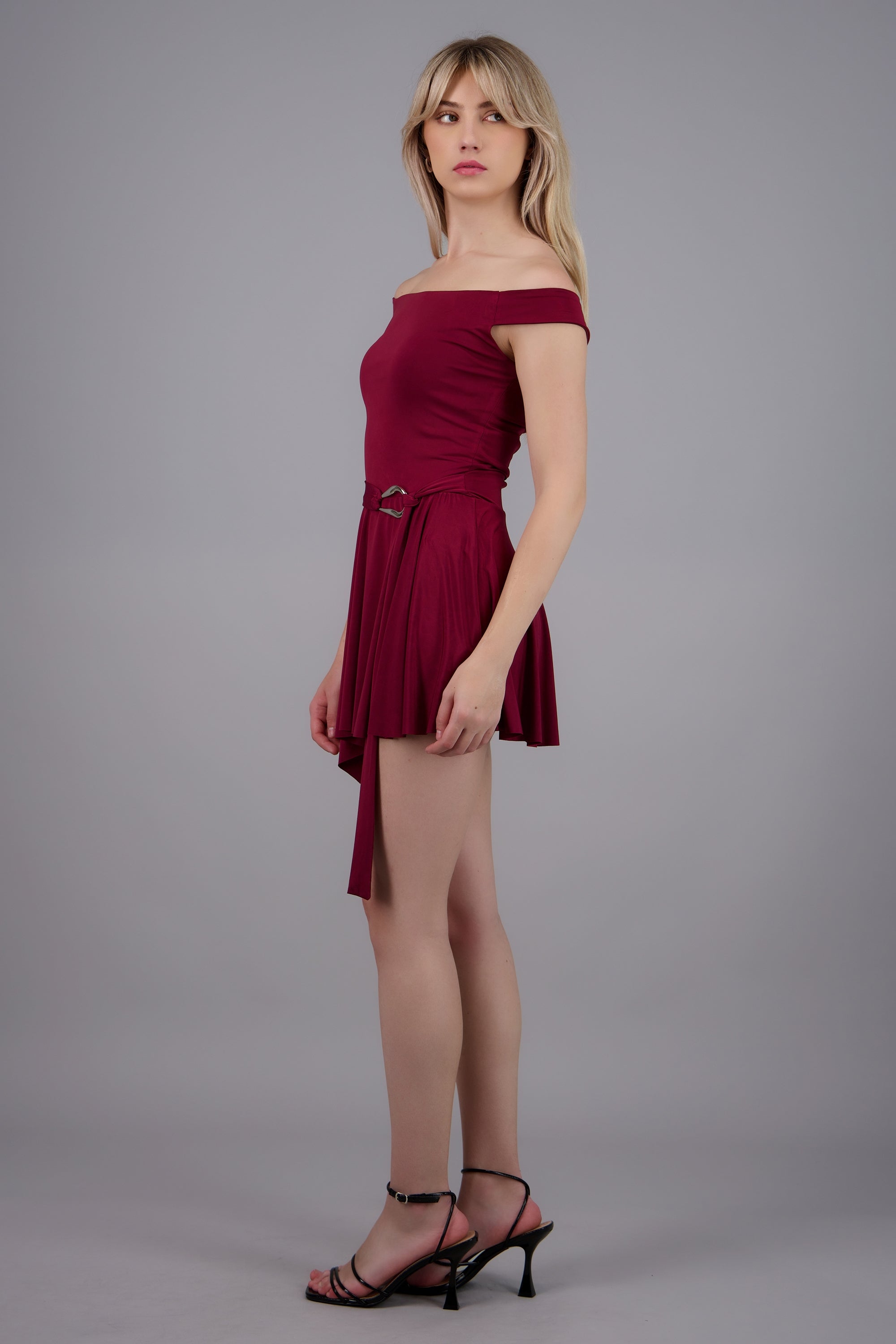 Vestido mini off shoulder detalle hebilla VINO