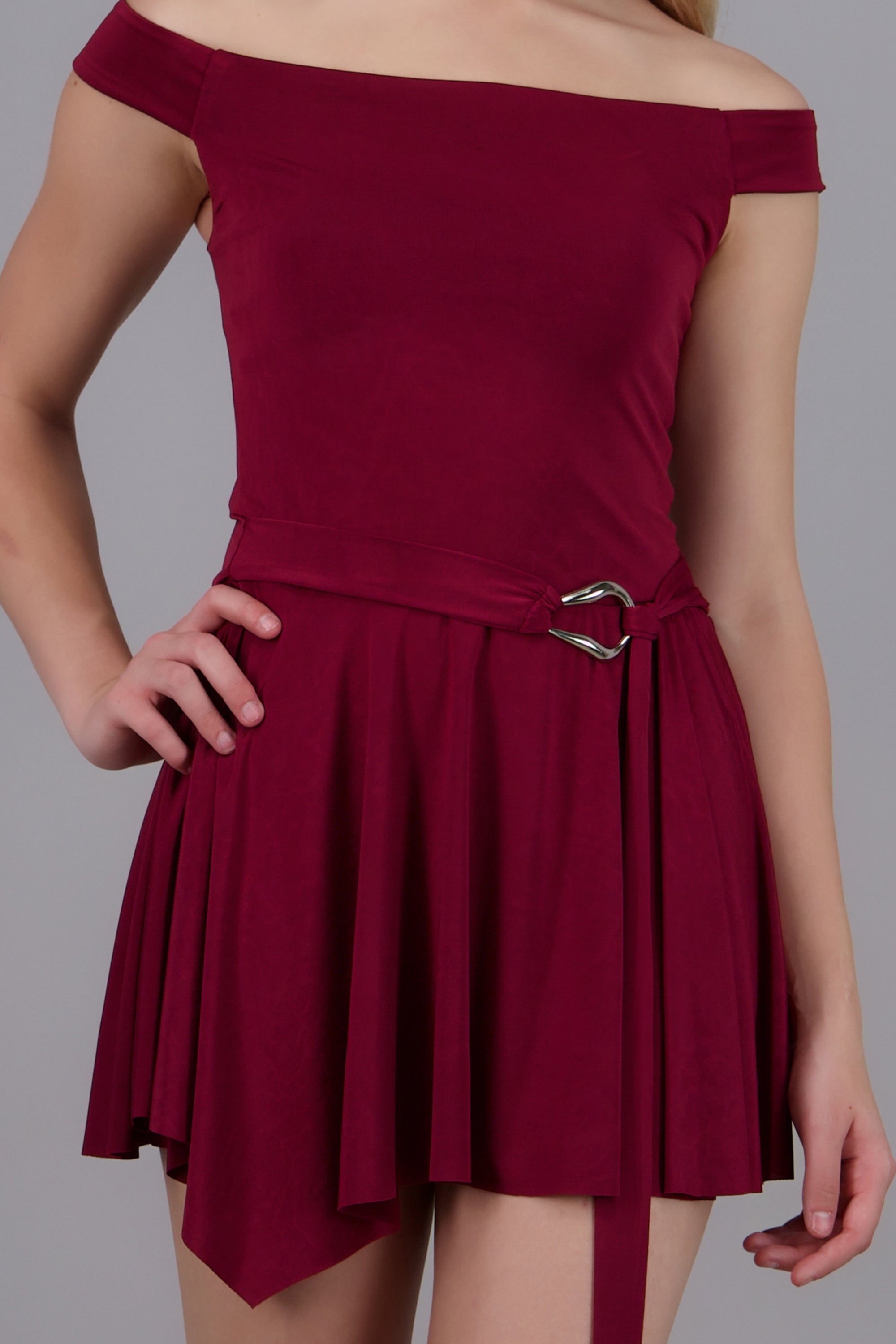 Vestido mini off shoulder detalle hebilla VINO