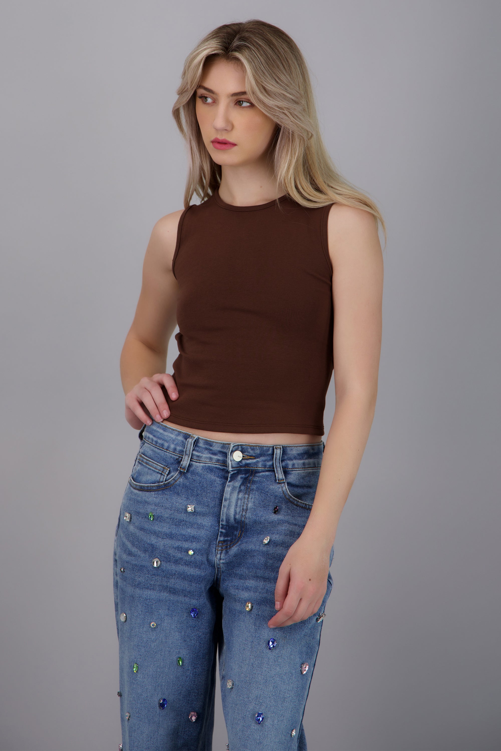 Top sin mangas rib detalle escote en espalda CHOCOLATE